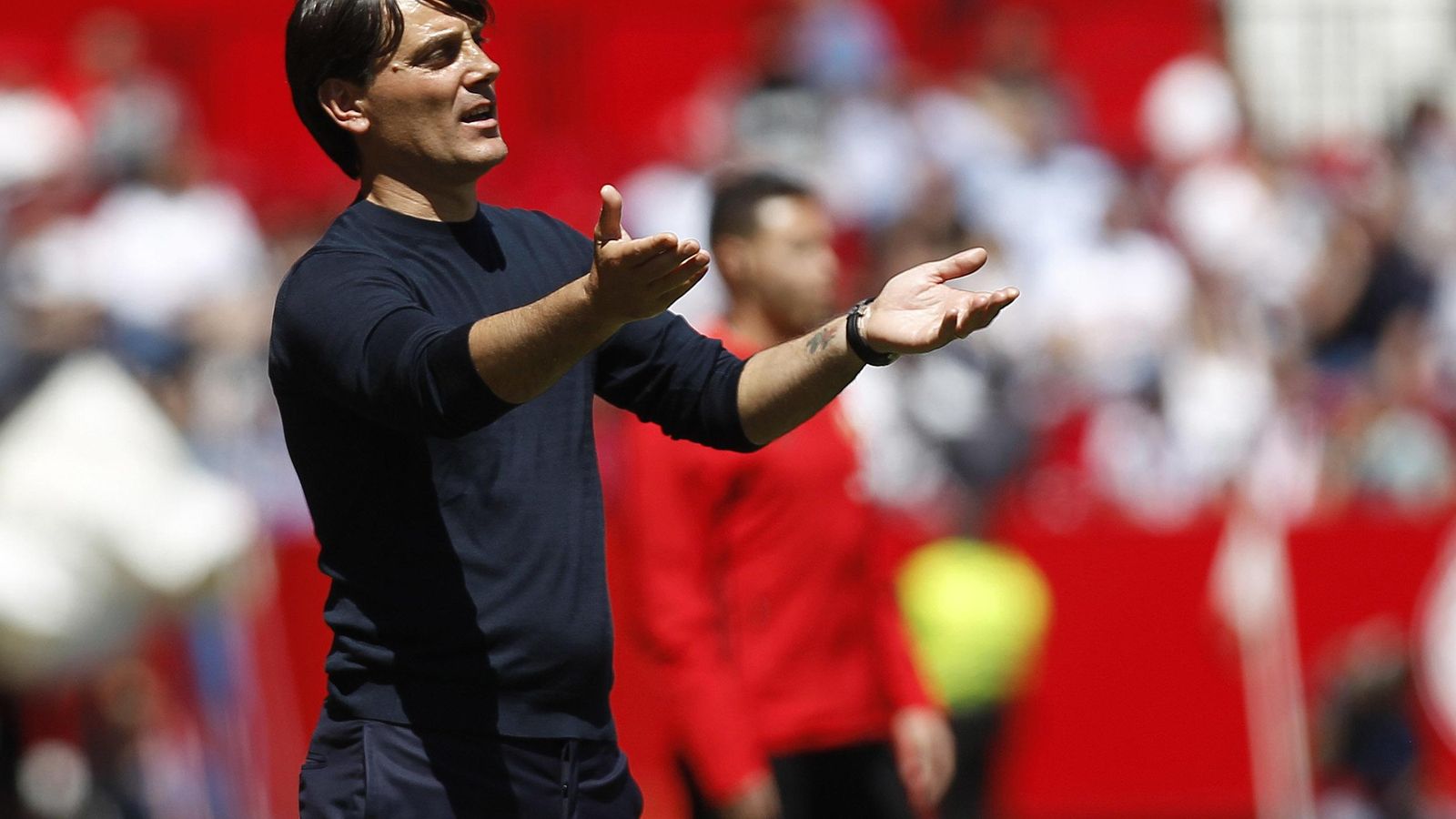 Montella, en la banda del Sánchez-Pizjuán.