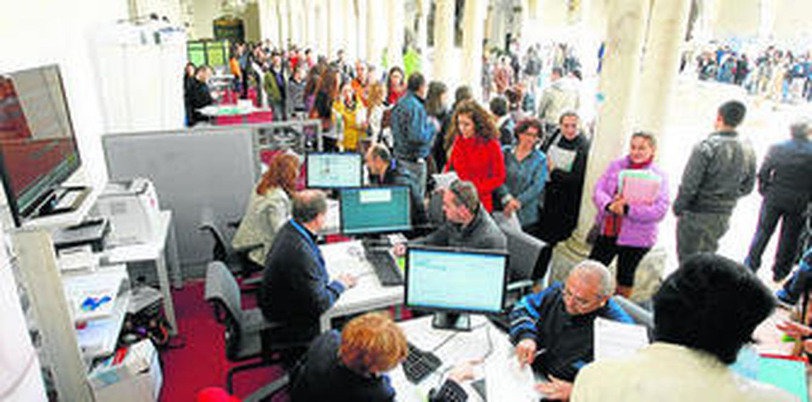 Miles de personas acuden al Foro de Empleo que oferta más de 350 trabajos