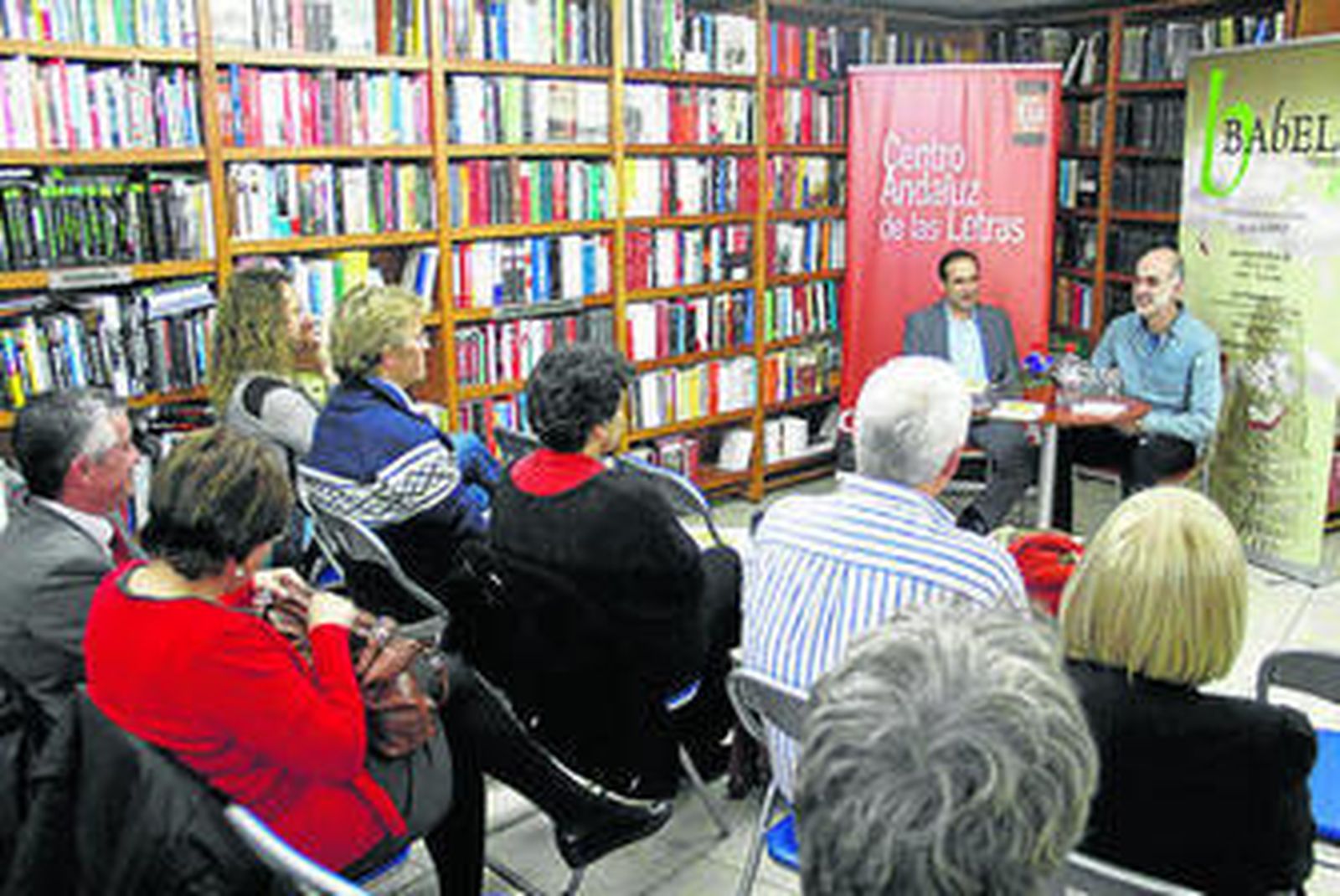 Joaquín López, ayer, en la librería Babel de Granada.