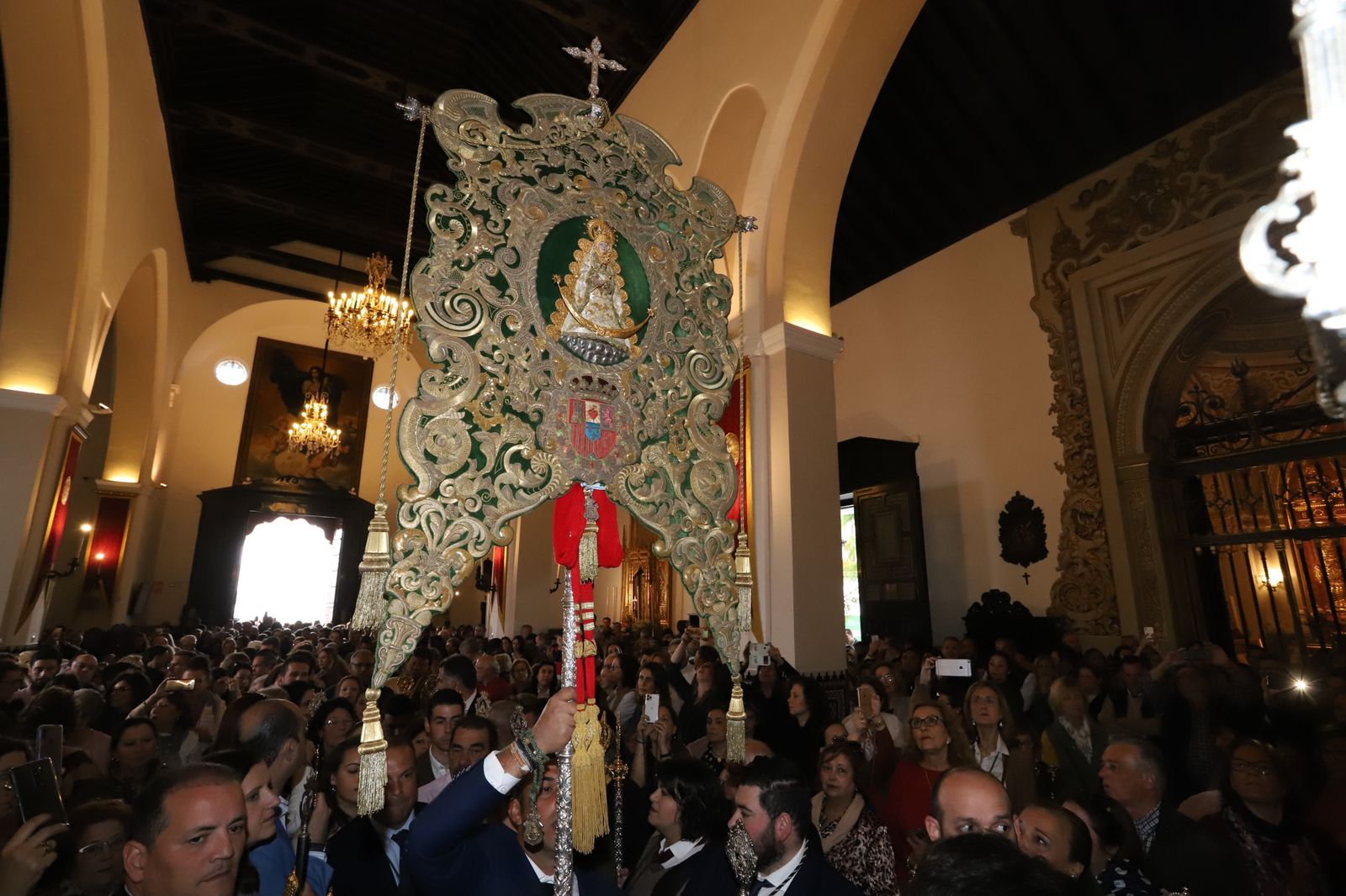 Imágenes de la misa de la Hermandad del Rocío de Huelva ante la Virgen del Rocío