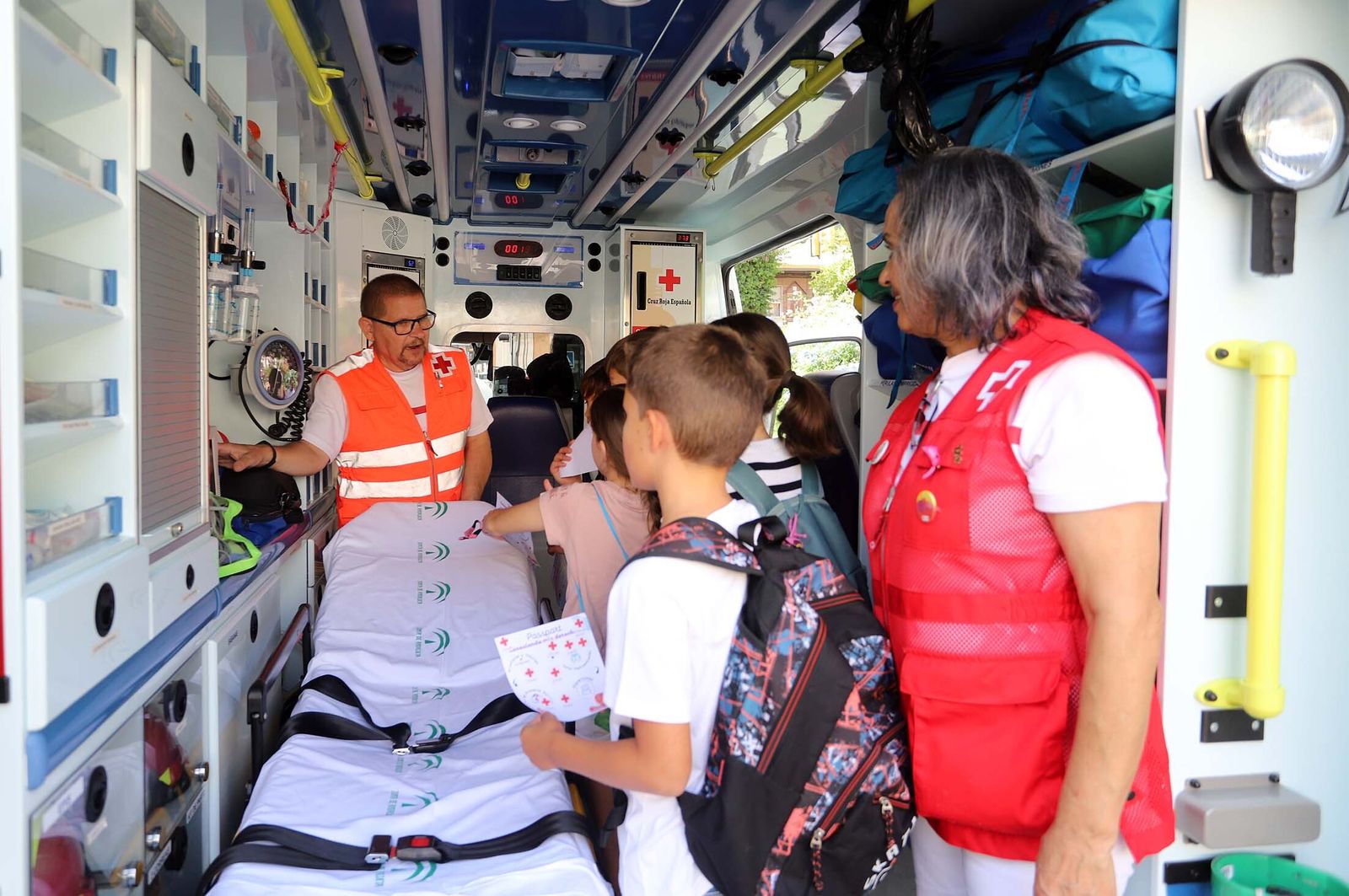 Escolares en el interior de una ambulancia de Cruz Roja.
