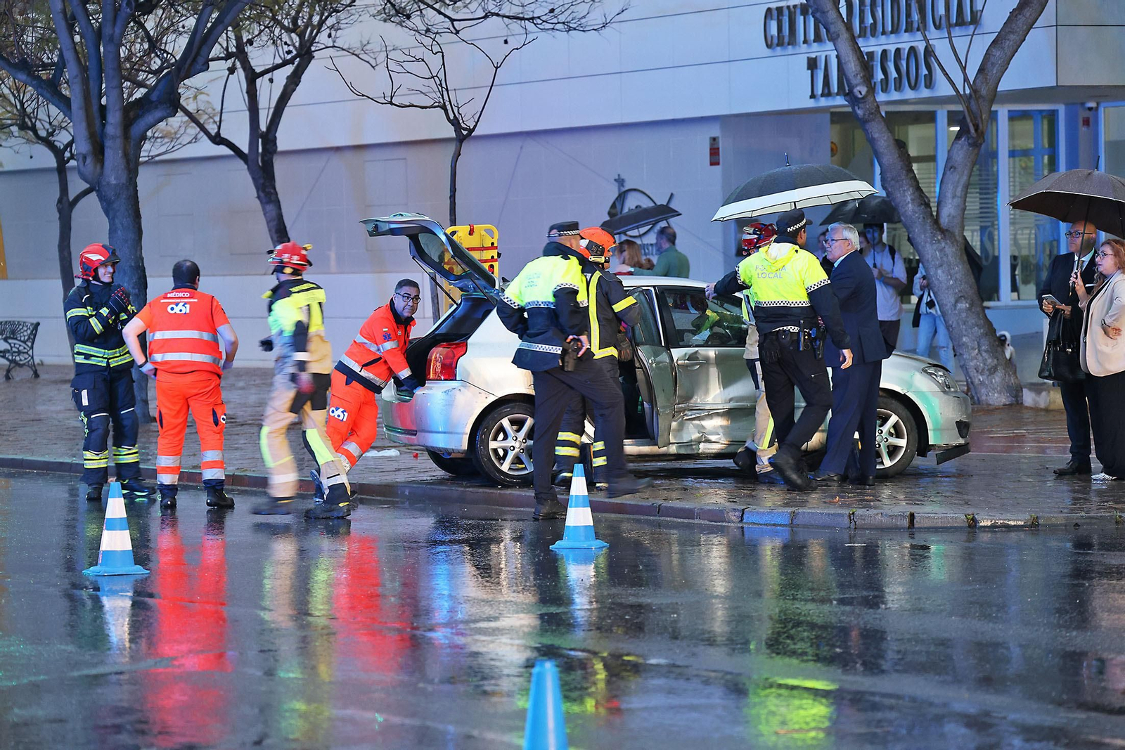 Las espectaculares imágenes del rescate de una persona en un accidente de tráfico en Huelva
