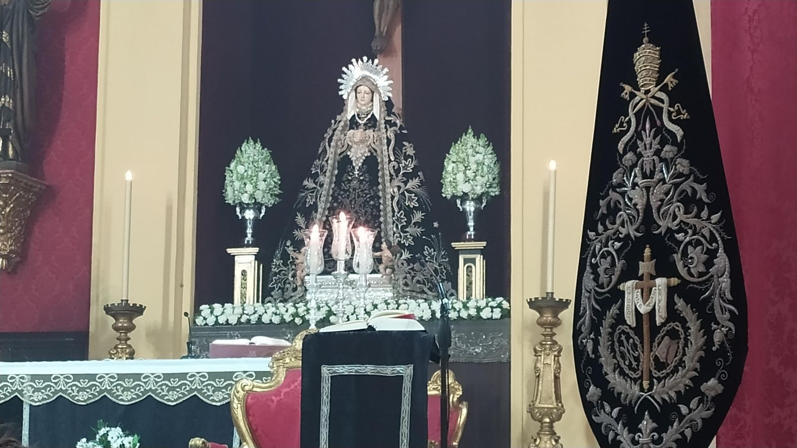La Virgen de la Soledad, en el altar mayor. La Virgen de la Soledad, en el altar mayor.