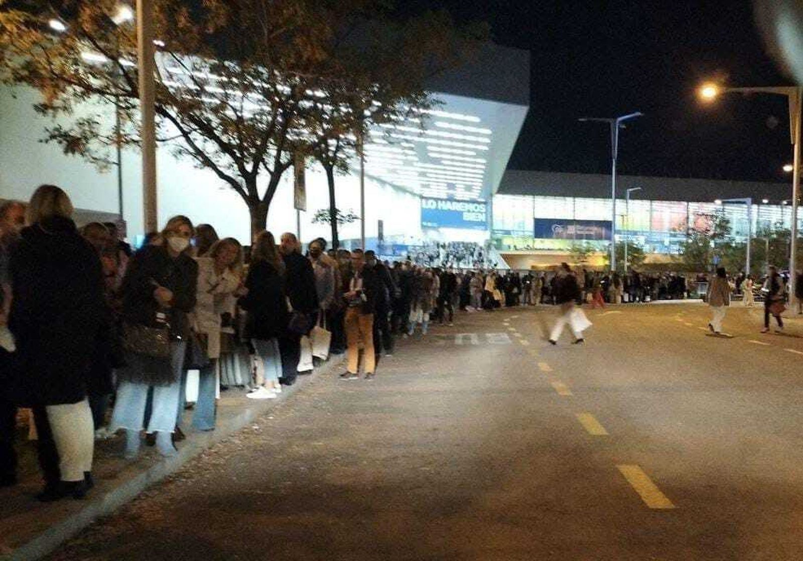 Colas interminables durante la noche del sábado para coger un taxi en Fibes.