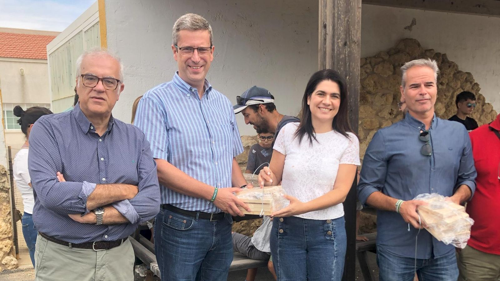 Representantes de Endesa, La Junta y Marismas del Odiel durante la iniciativa de colgar cajas nido.