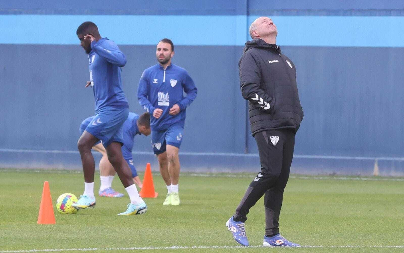 Mel mira el cielo mientras N'Diaye y Javi Jiménez se ejercitan
