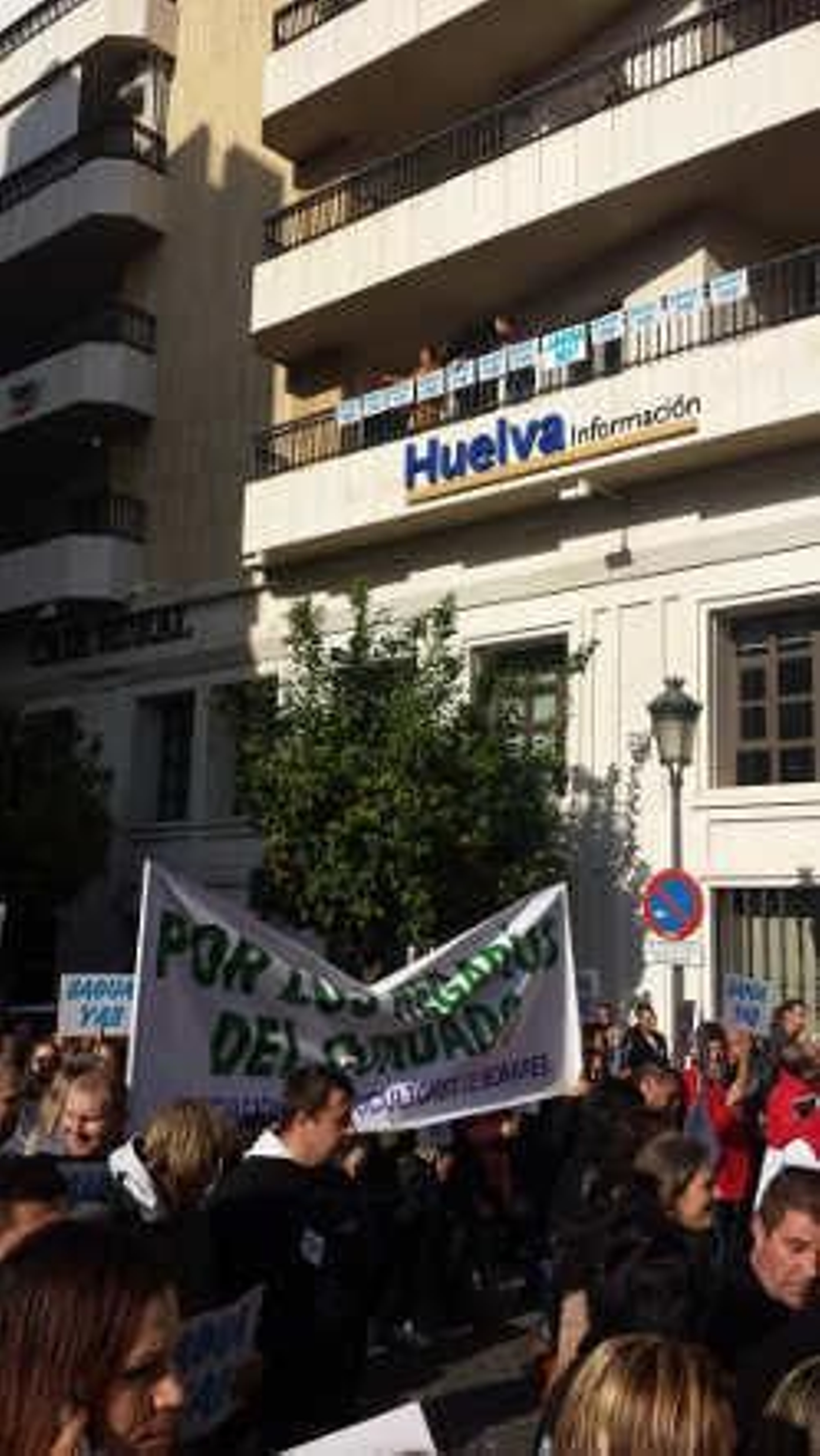 Miles de personas reclaman en la calle agua para el Condado