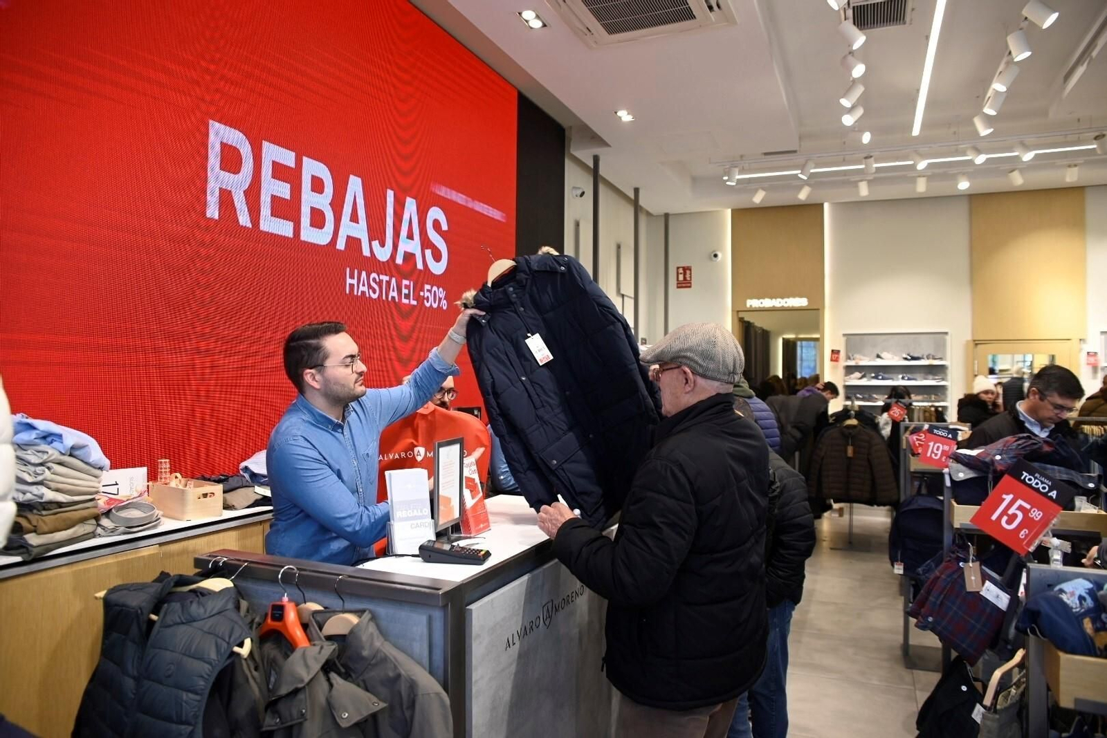Las cordobeses se echan a la calle el primer día de las rebajas de invierno, en imágenes