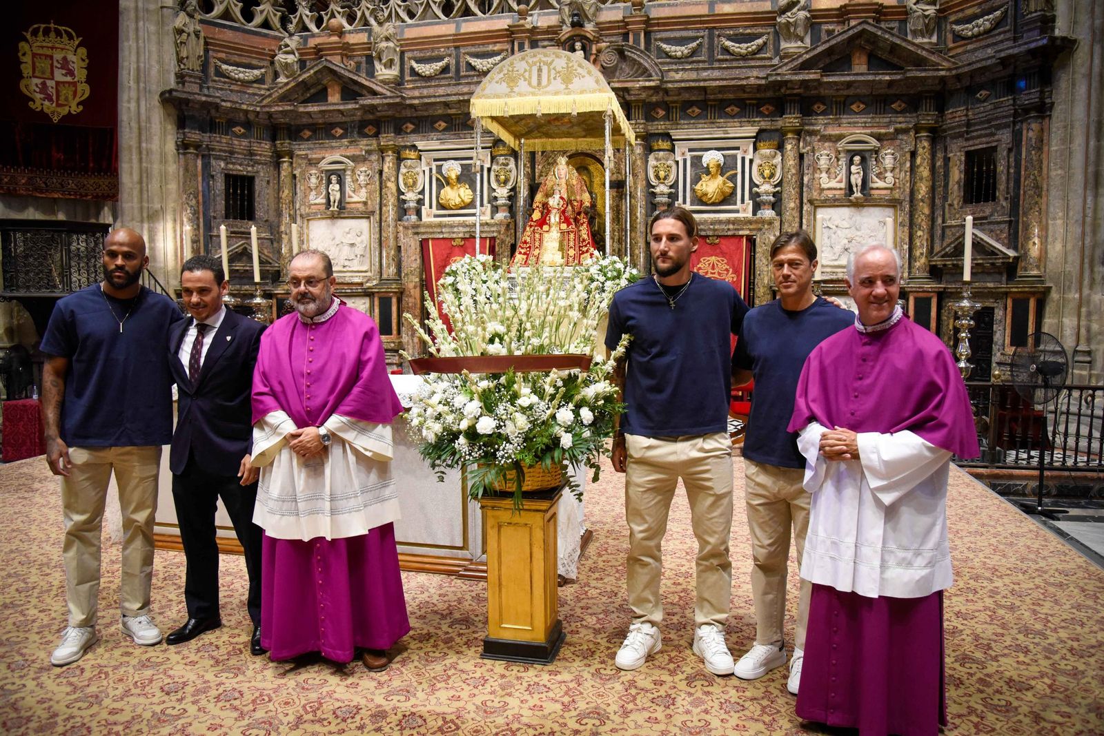 Ofrenda floral del Sevilla a la Virgen de los Reyes
