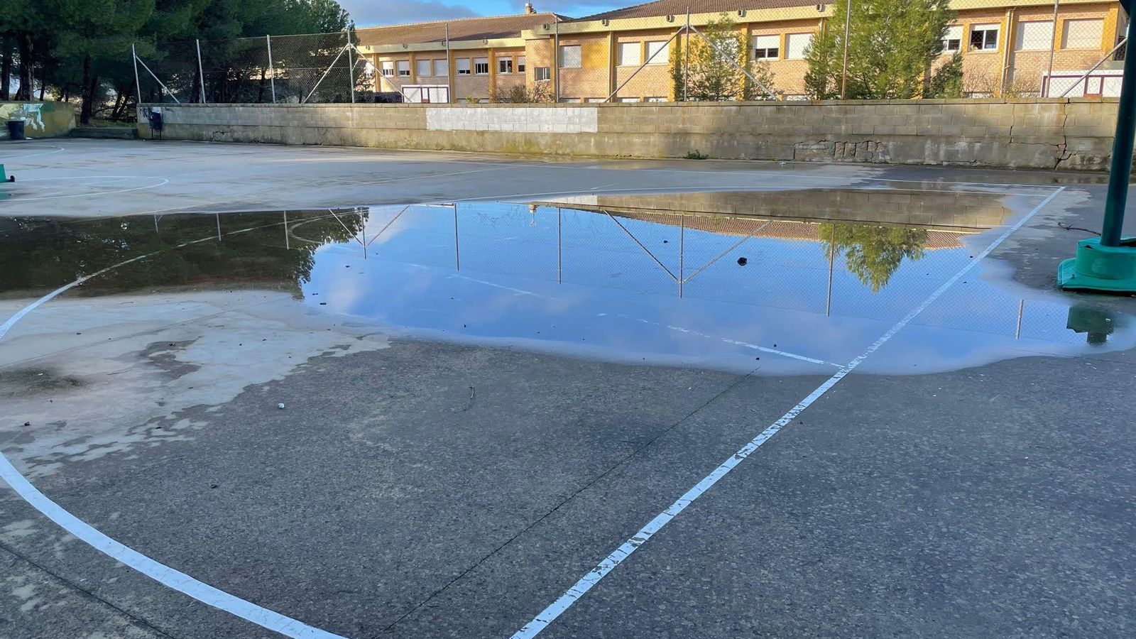 Las pistas desportivas encharcadas.