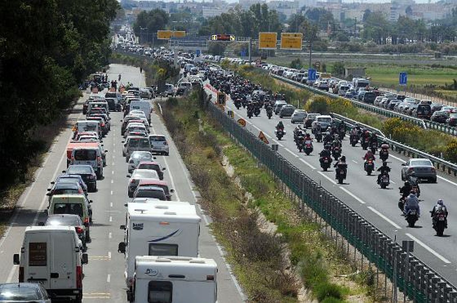 Los moteros inician la ´operación retorno´ tras el Gran Premio de Motociclismo en Jerez. 

Foto: Pascual y Manuel Aranda