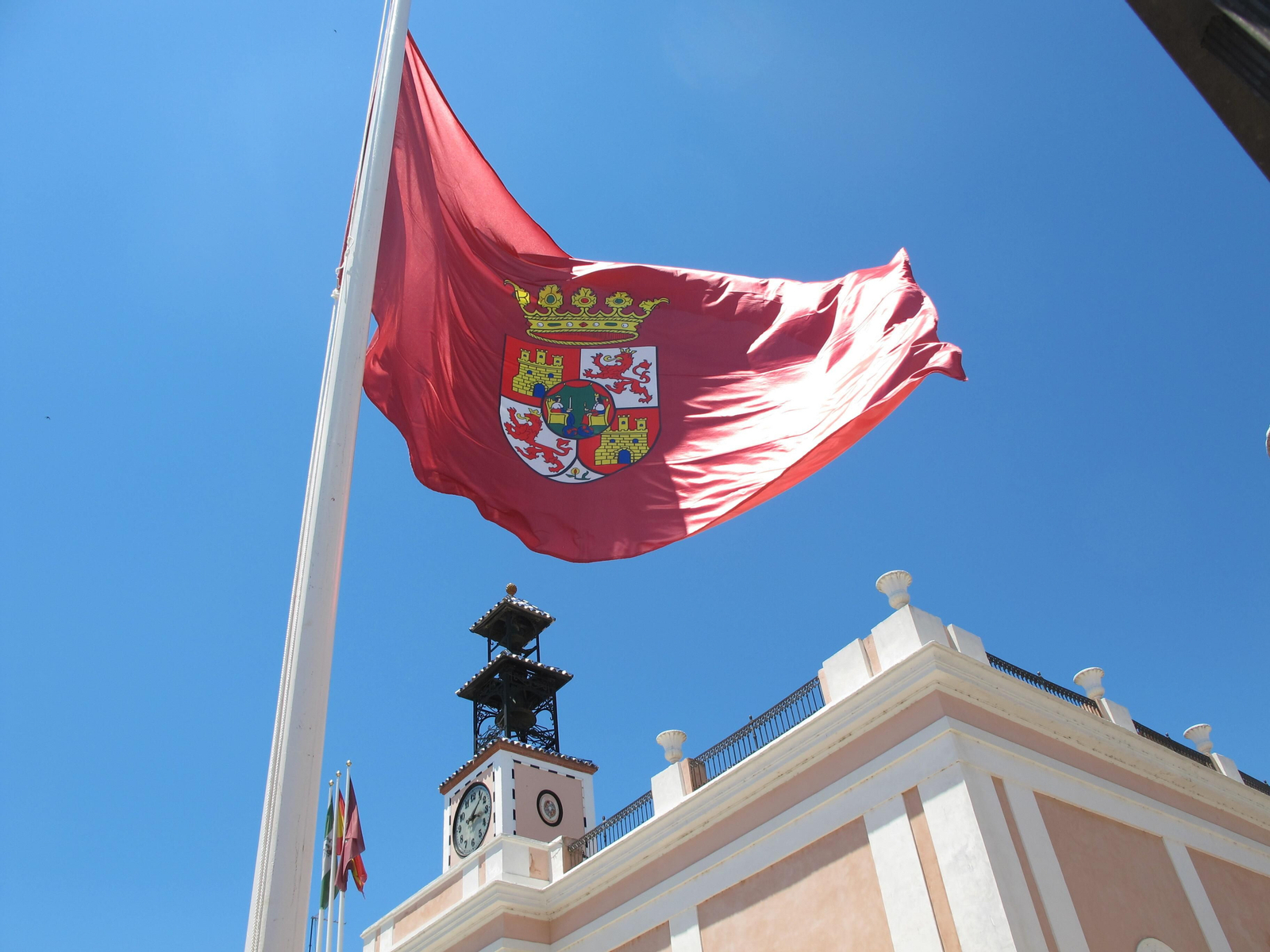 La bandera de la Villa ondea en la Casa Consistorial