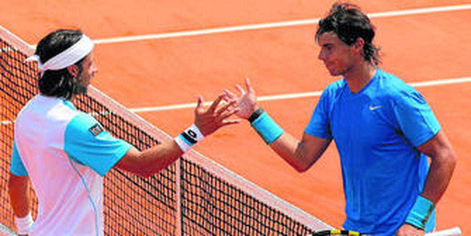 Rafa Nadal (d) saluda en la red a su oponente, Antonio Veic, al finalizar el partido de ayer.