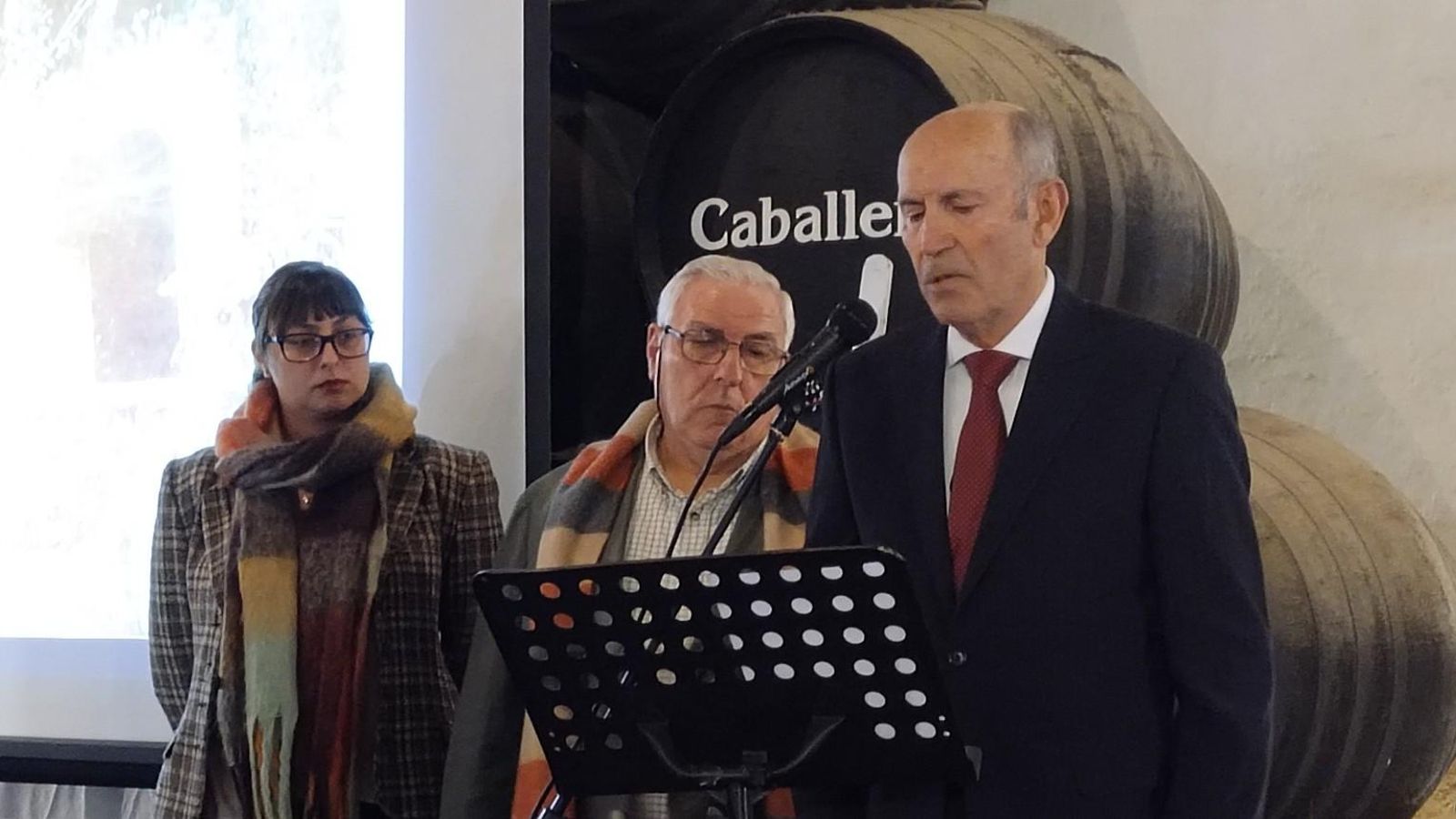 Juan Sancho, durante la lectura del poema dedicado a los patios. Juan Sancho, durante la lectura del poema dedicado a los patios.