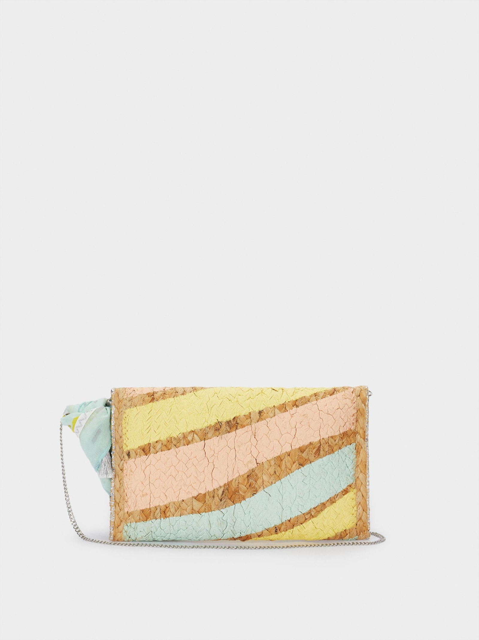 El bolso de rafia de Parfois con pañuelo de regalo.