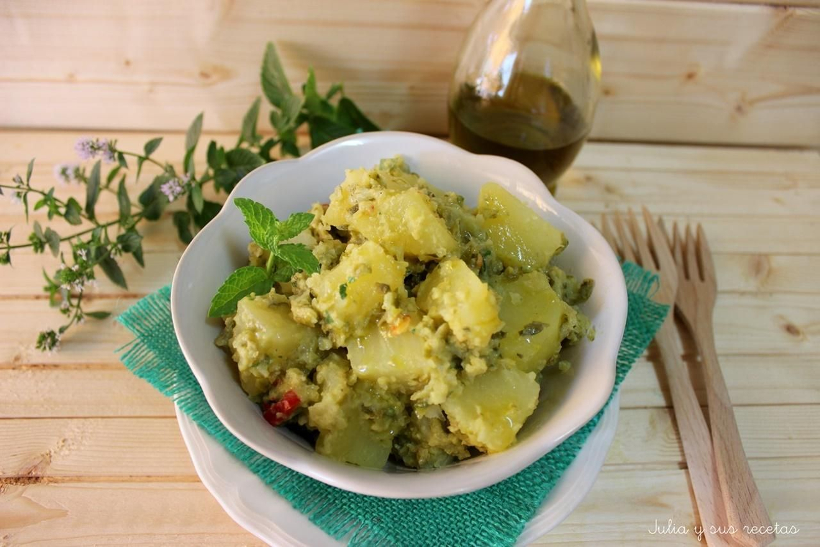 Patatas aliñadas con encurtidos.
