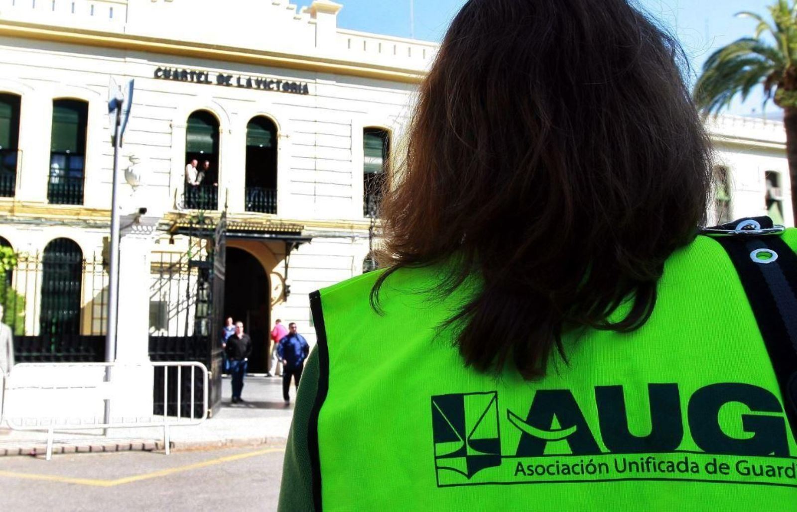 Una asociada de la AUGC, ante la Comandancia de Córdoba. Una asociada de la AUGC, ante la Comandancia de Córdoba.