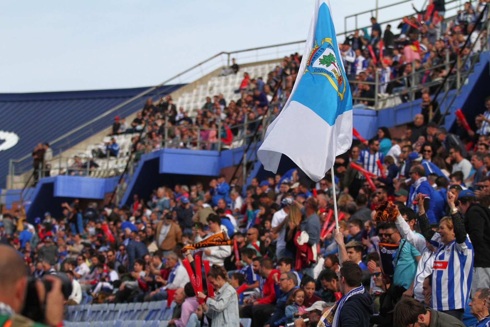 Ambientazo en las gradas del Recreativo de Huelva y el San Fernando