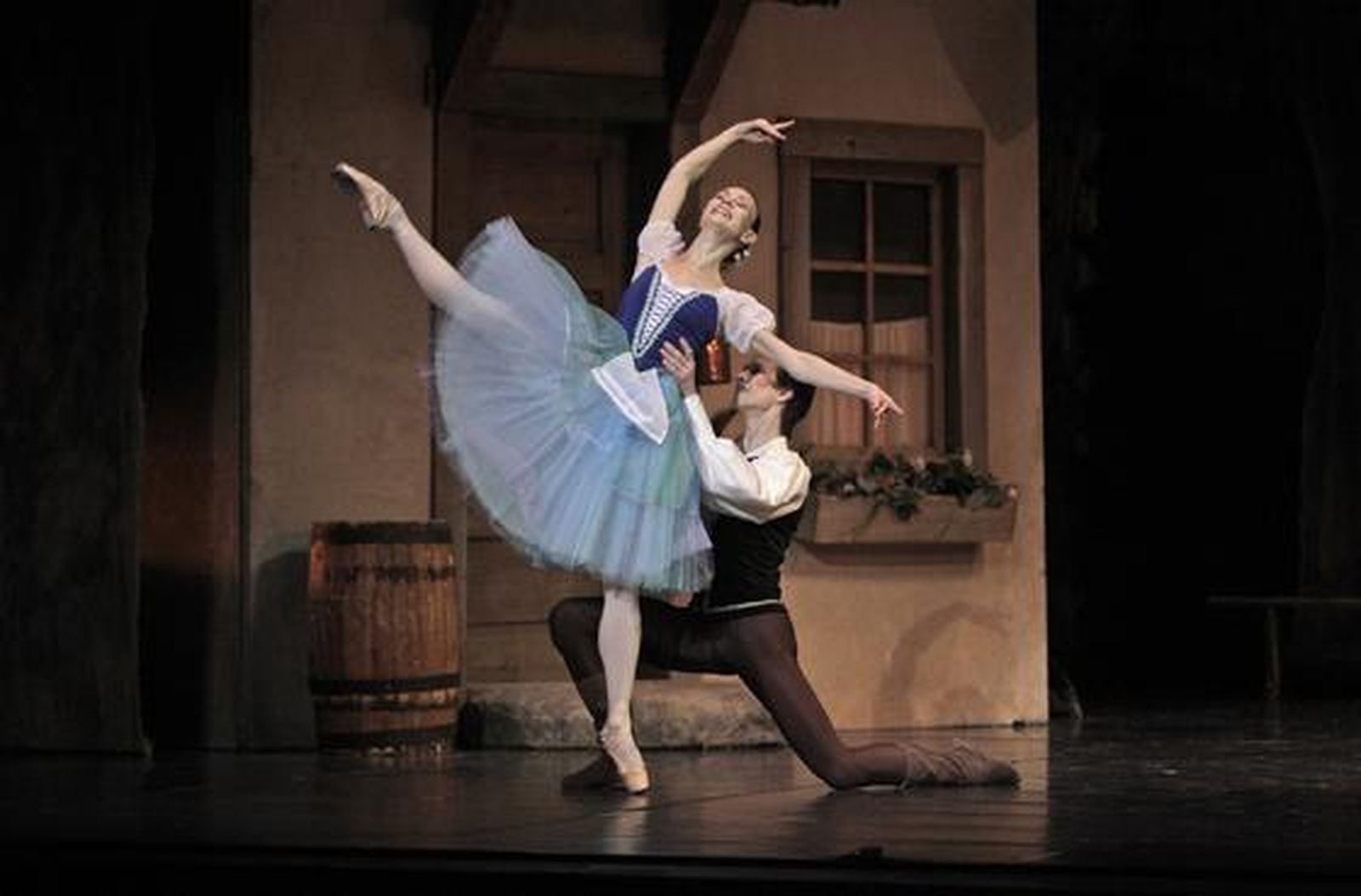 Imágenes de 'Giselle' en el Teatro de la Maestranza. / Antonio Pizarro