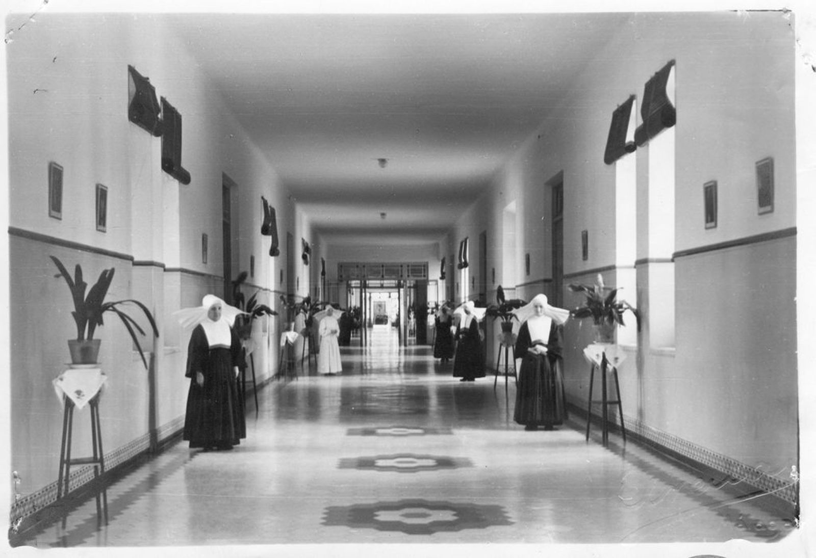 Las monjas en uno de los pasillos.