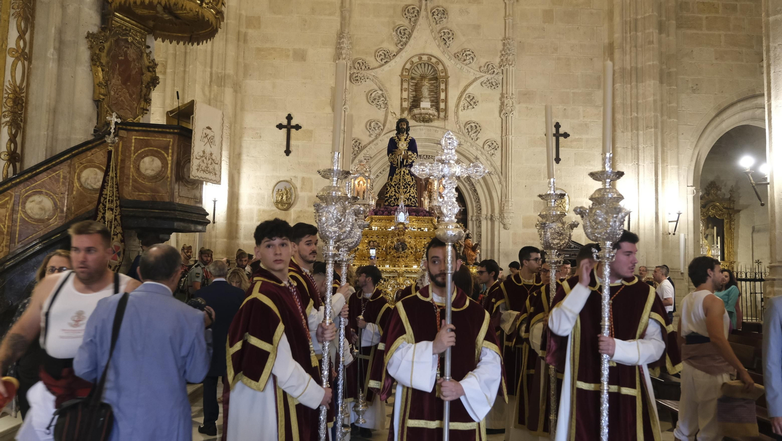 Imágenes de la salida extraordinaria de Jesús Cautivo de Medinaceli, por su 75 aniversario, Almería