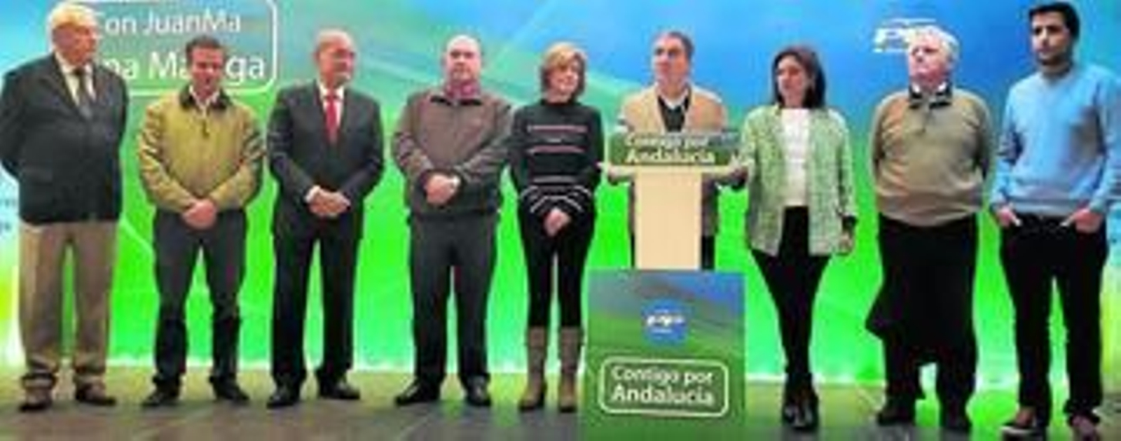 Elías Bendodo, en el centro, rodeado de algunos de los principales dirigentes del PP, en la noche del domingo. Elías Bendodo, en el centro, rodeado de algunos de los principales dirigentes del PP, en la noche del domingo.