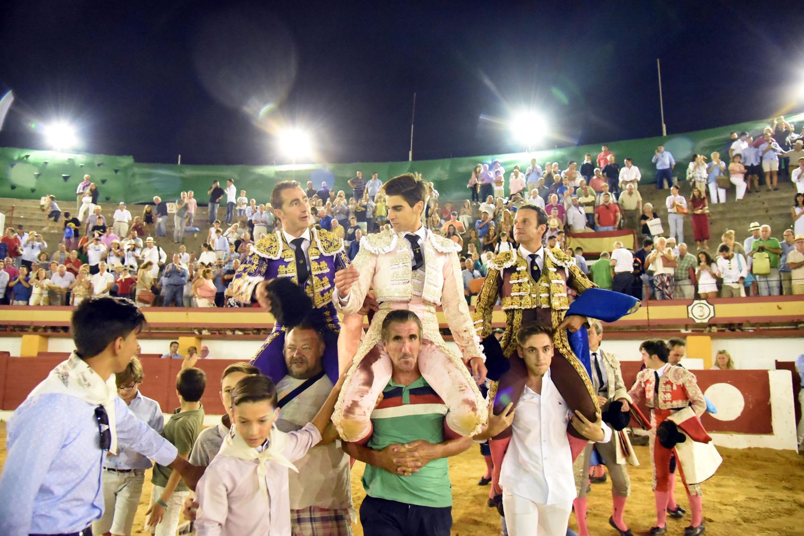 La terna, ayer, a hombros en el coso de La Línea.