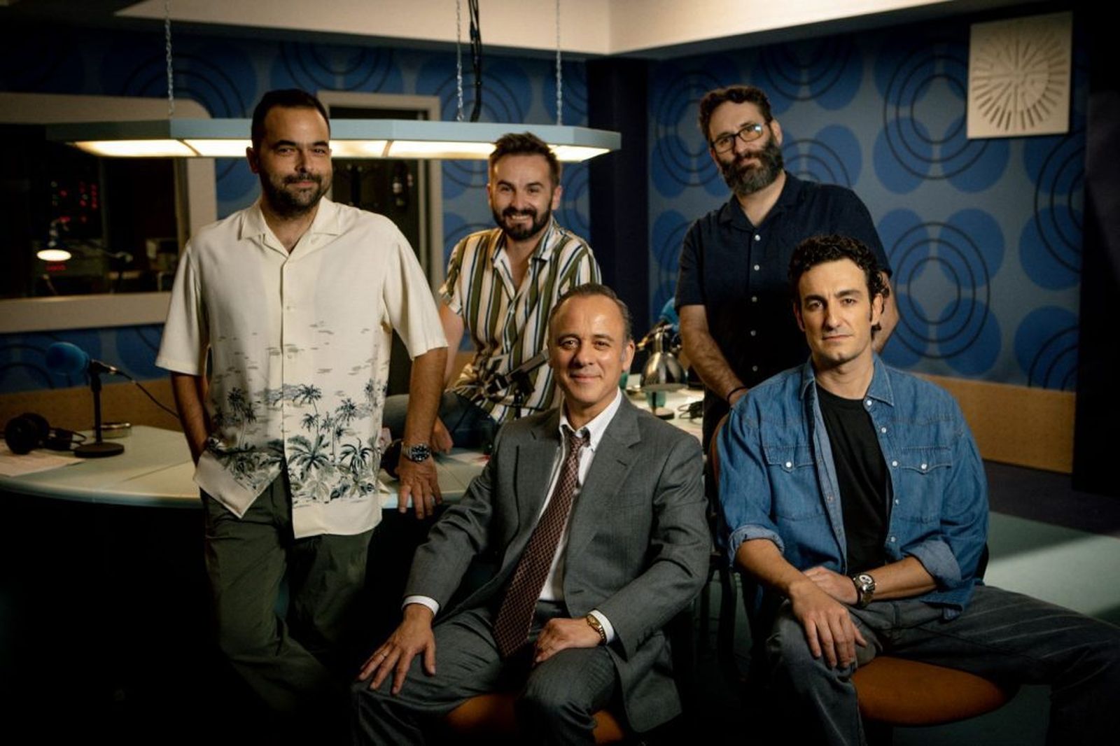 Carlos Theron, arriba a la derecha, con los creadores de 'Reyes de la noche', Adolfo Valor y Cristóbal Garrido, con los protagonistas, Javier Gutiérrez y Miki Esparbé