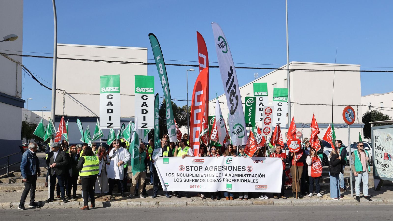 Imagen de la concentración de los profesionales sanitarios ante el Centro de Salud de Las Delicias