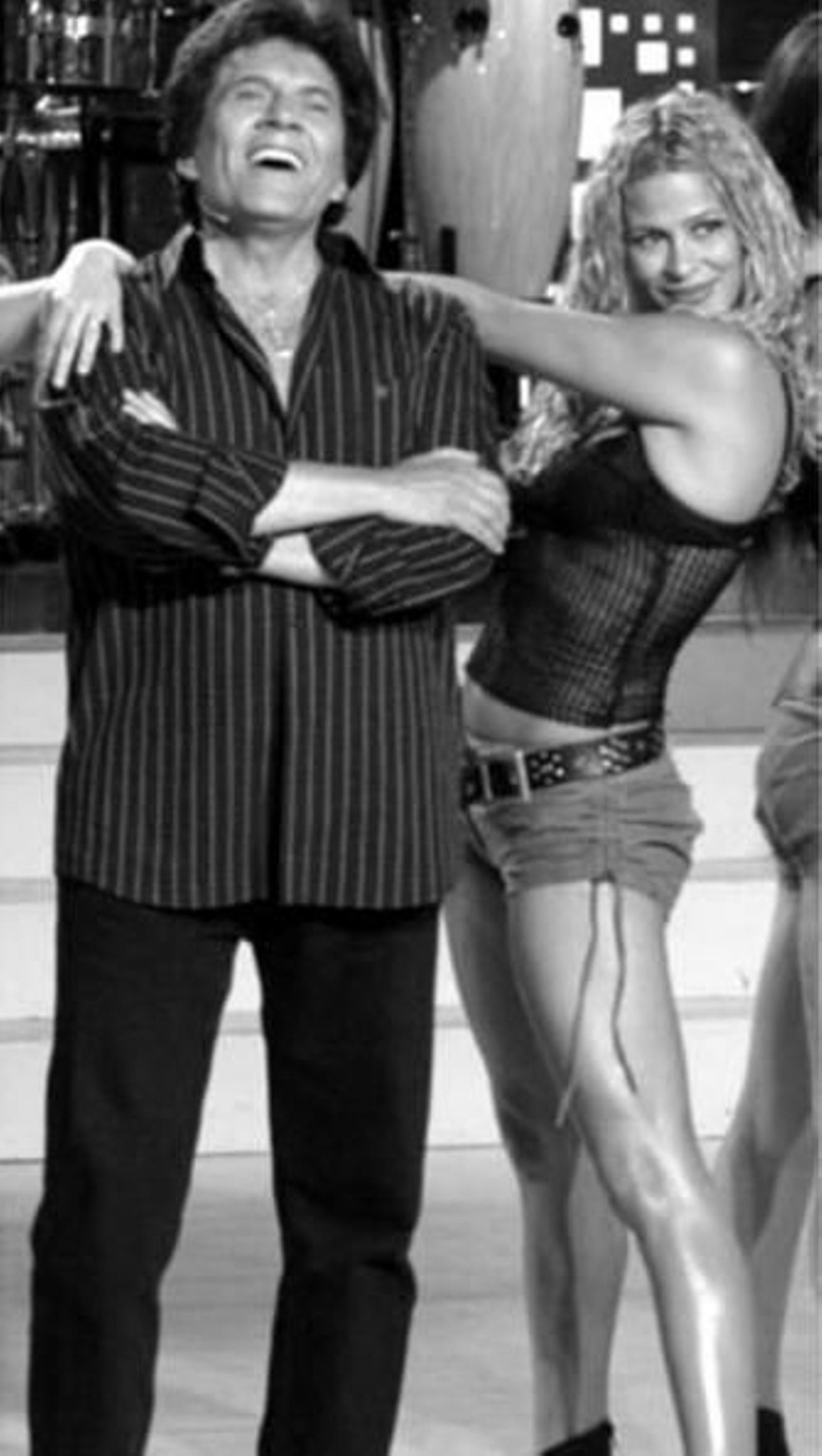 Georgie Dann, junto a una de sus bailarinas.