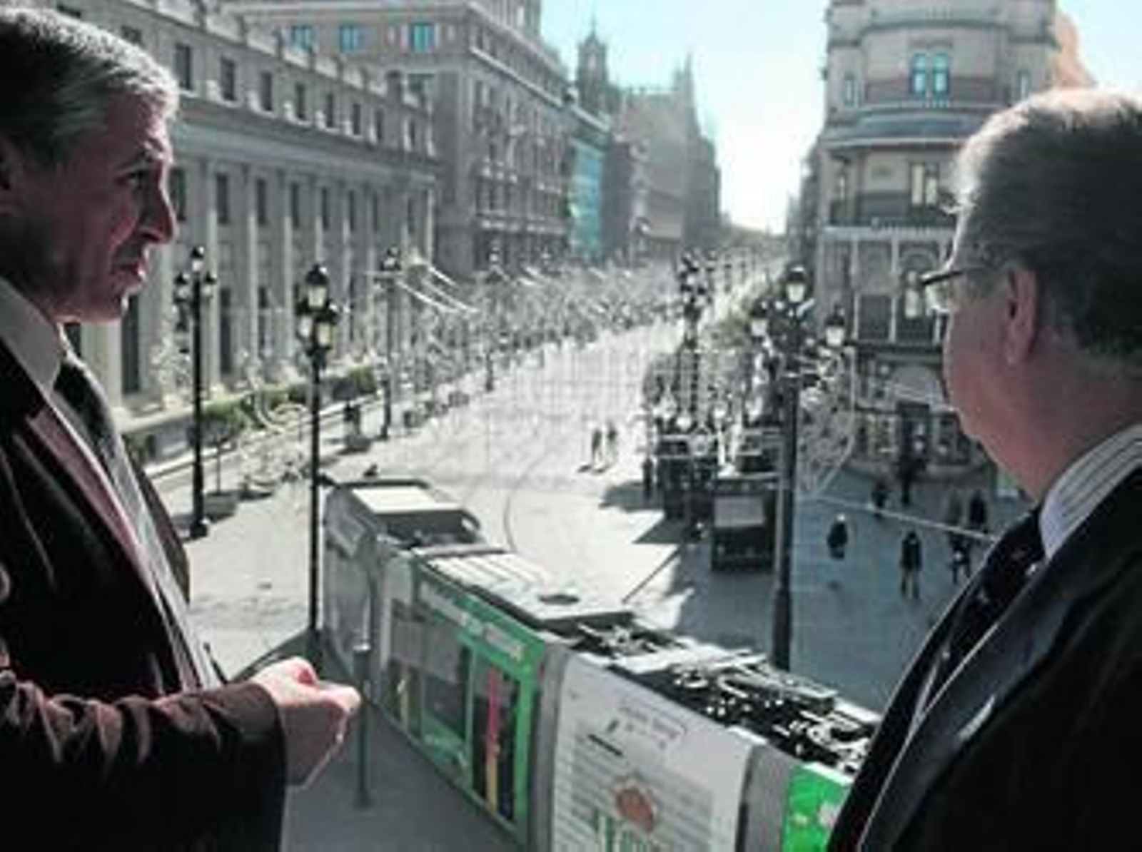 El alcalde y el delegado de Urbanismo contemplan la iluminación de Navidad de la Avenida.