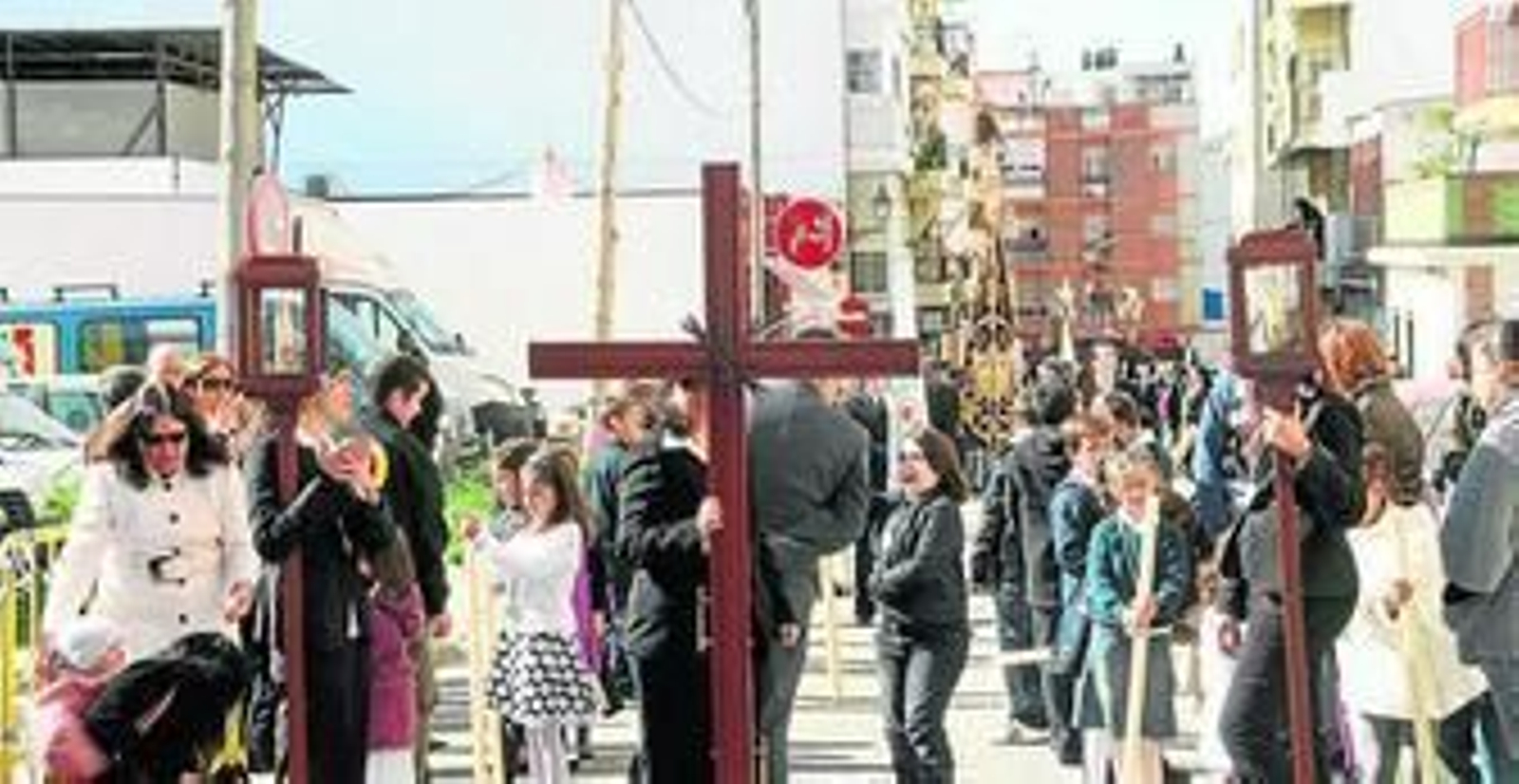 1. La cruz de guía que abre la procesión del Resucitado por Huelva 2. Los niños se hacen protagonistas durante el recorrido de la procesión por Verdeluz y La Hispanidad. 3. La Agrupación Musical de la Santa Cruz de Huelva acompaña el desfile procesional de la Hermandad del Santísimo Cristo Resucitado y María Santísima de la Luz 4. El paso del Cristo rodeado de los niños que acompañan la procesión por las calles.