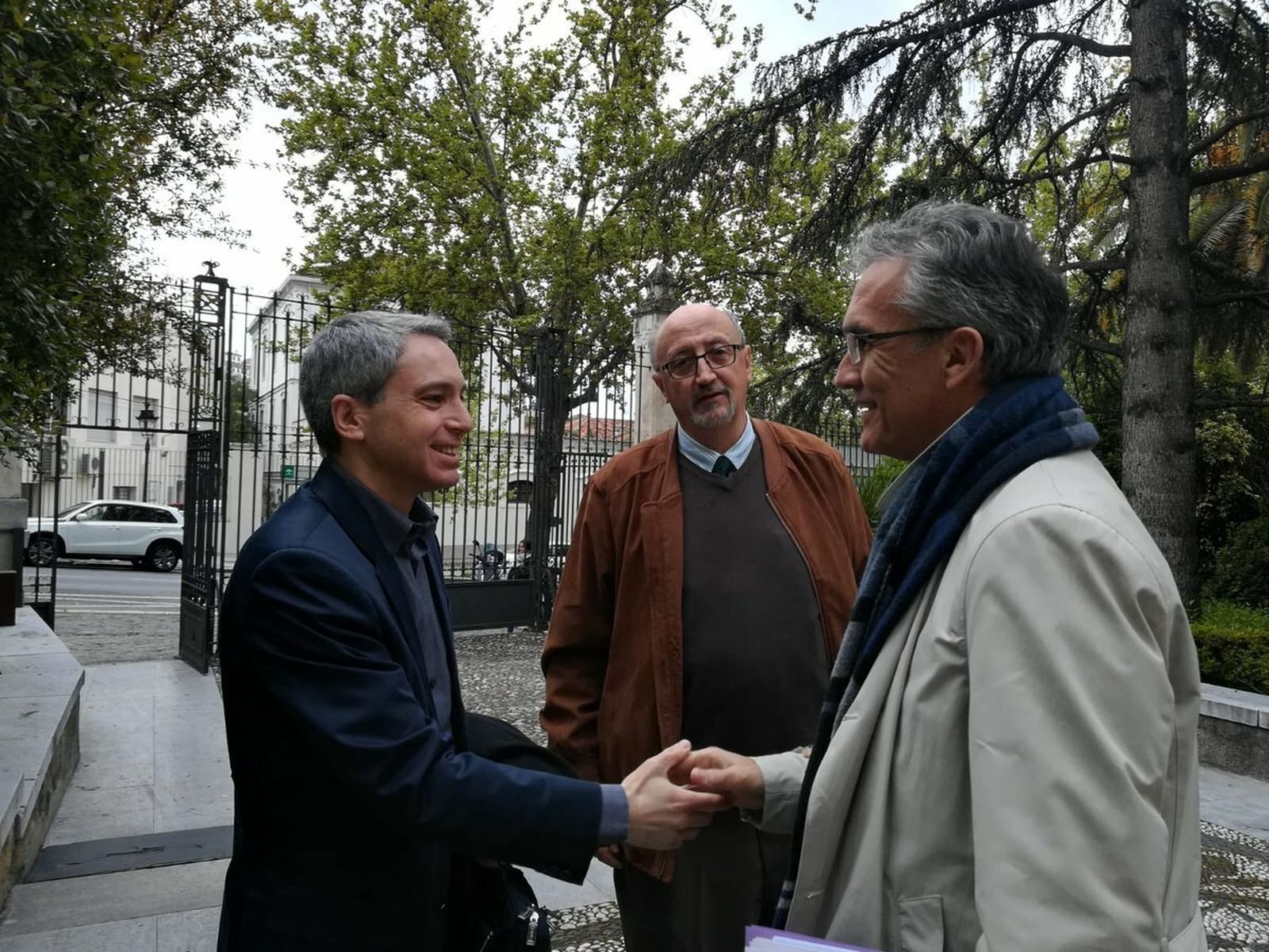 Vicente Vallés en el Hospital Real con Jorge Bolaños y Víctor Medina.