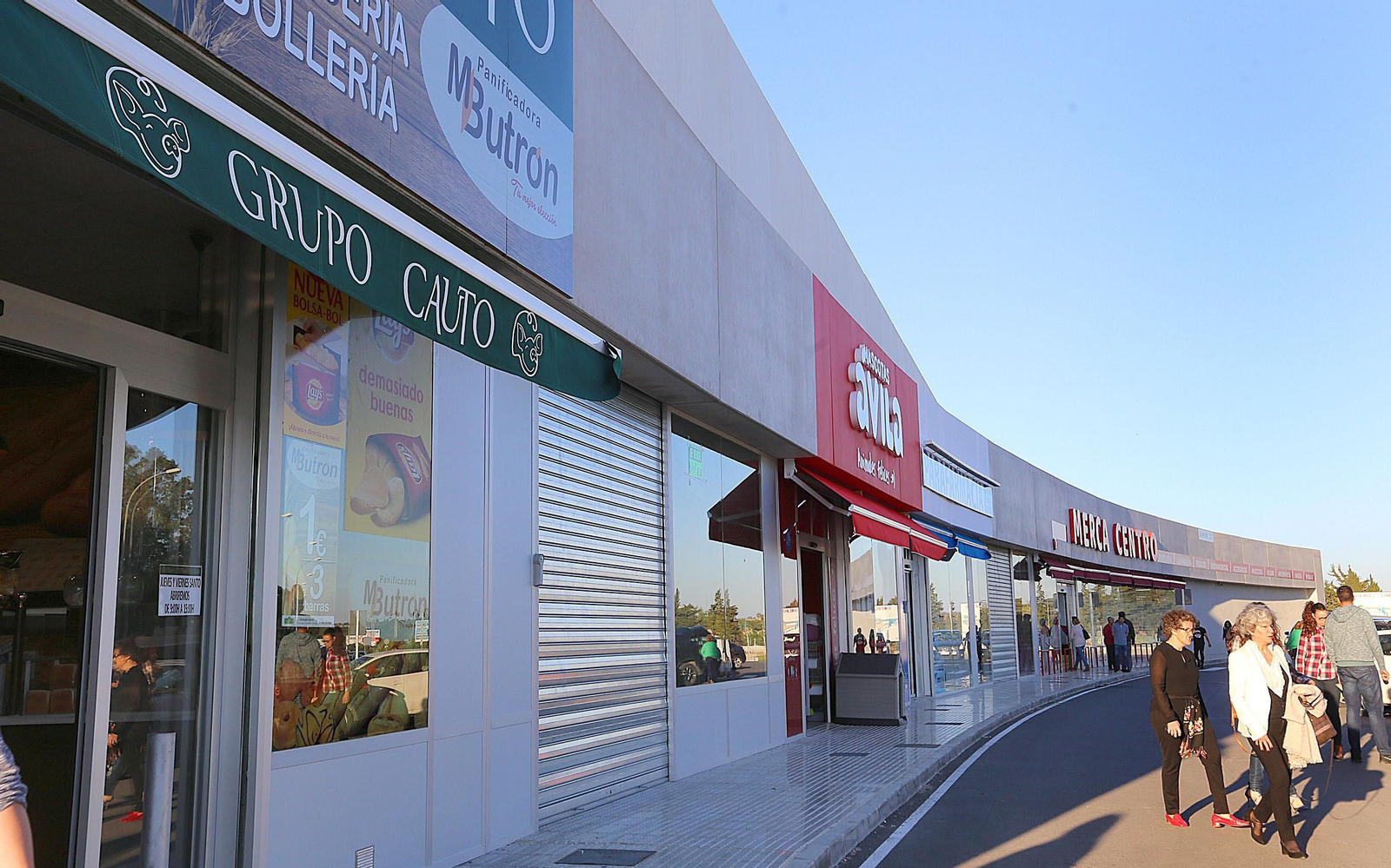 Edificación junto al supermercado Dia donde desarrollarán su actividad los futuros establecimientos.