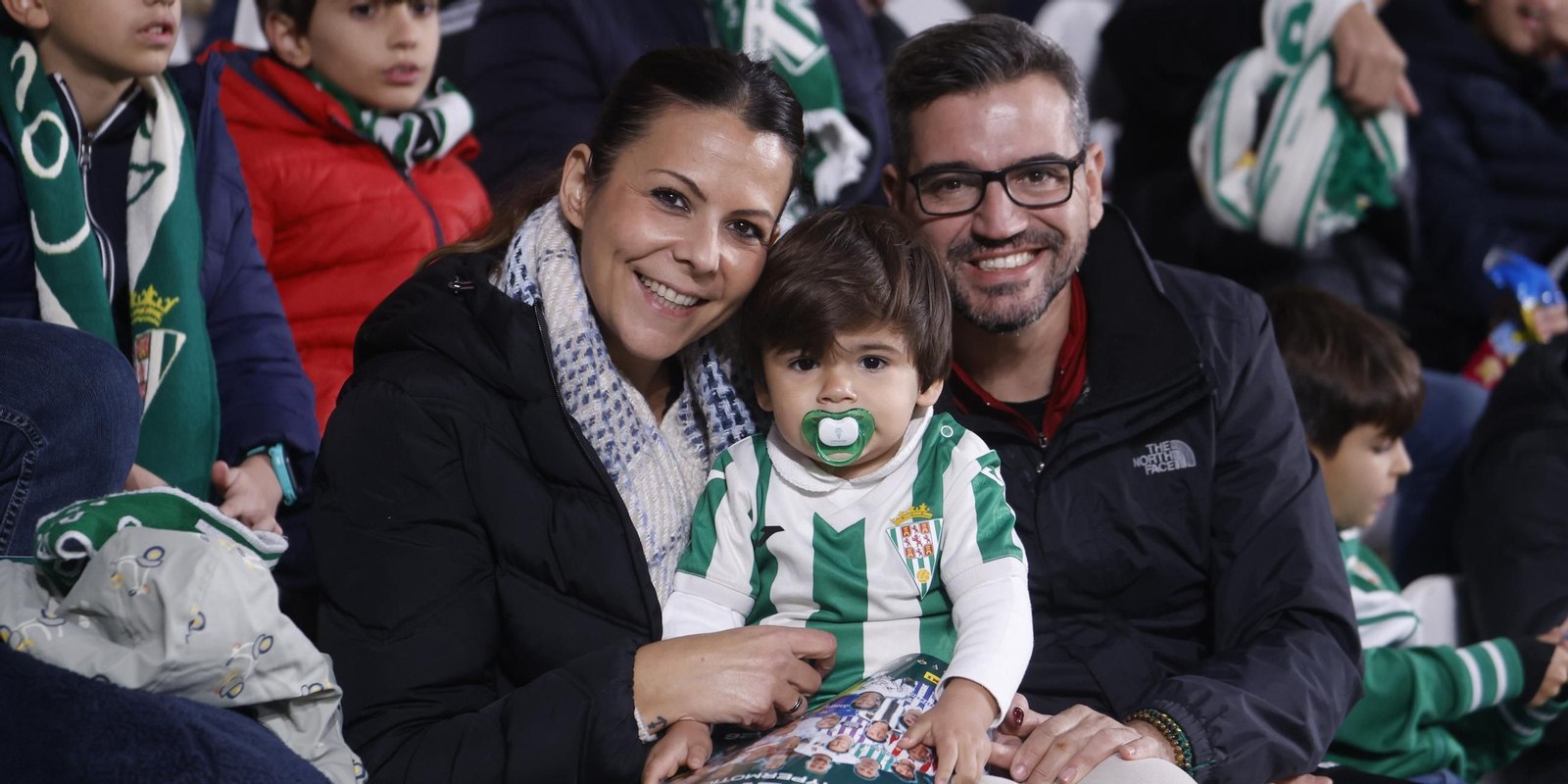 Una familia de cordobesistas, en El Arcángel para presenciar el Córdoba CF - Cádiz CF.