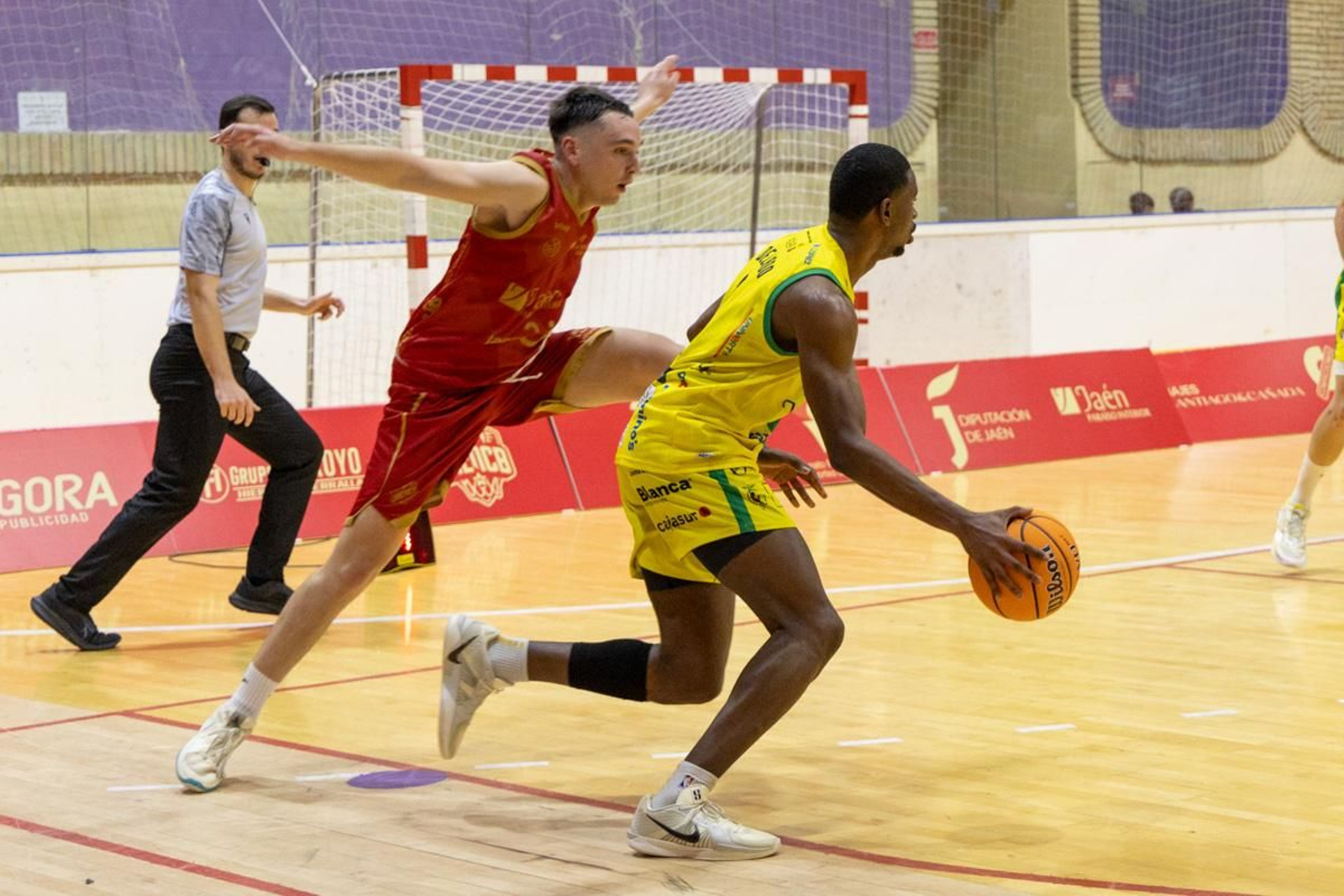 La Salobreja vibra con el derbi de la capital entre Jaén CB y Jaén FS, en imágenes