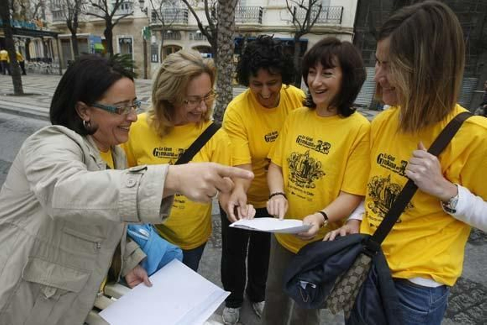 La plaza de San Juan de Dios ha sido el punto de partida de esta tercera edición de la prueba, en la que participan 110 grupos

Foto: Jose Braza