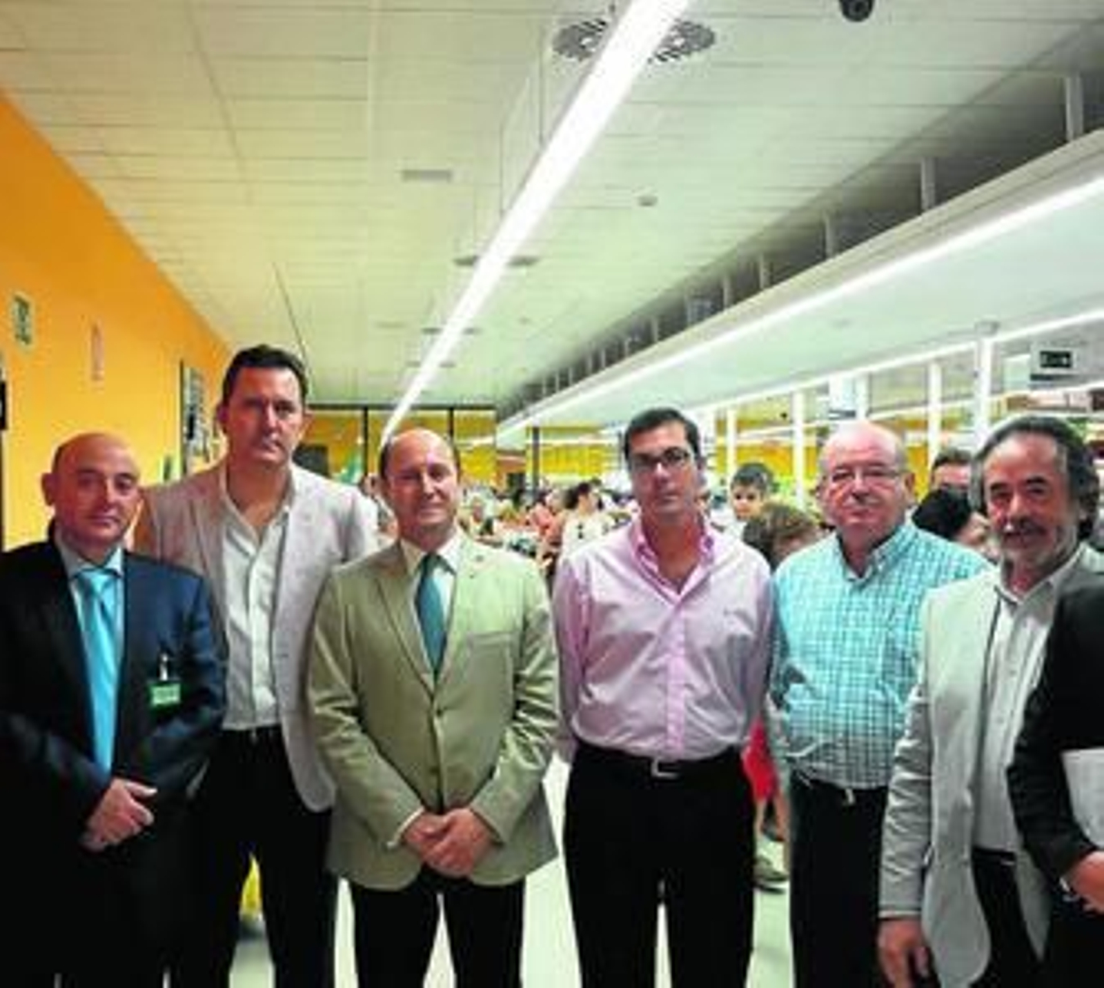 Las autoridades, ayer durante la inauguración del supermercado.