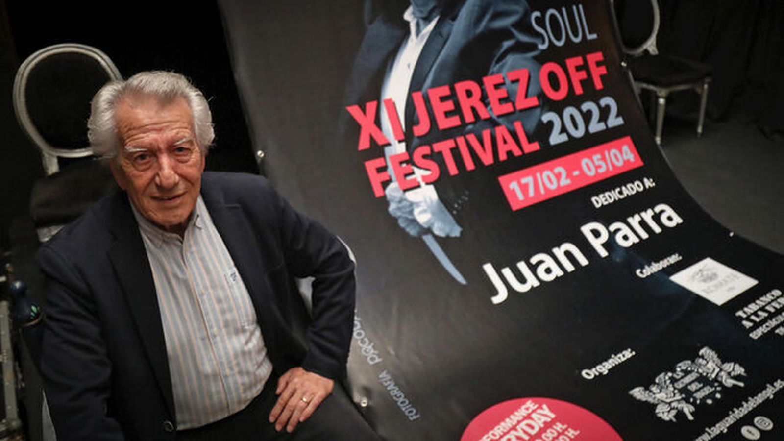 El bailaor jerezano Juan Parra posa junto al cartel.