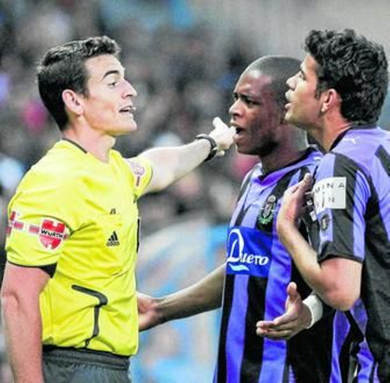 Los jugadores del Valladolid Diego Costa y Pelé protestan el pasado miércoles a Ayza Gámez.