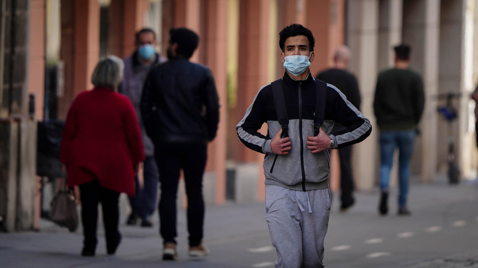 Un joven con mascarilla por el centro de Jerez.