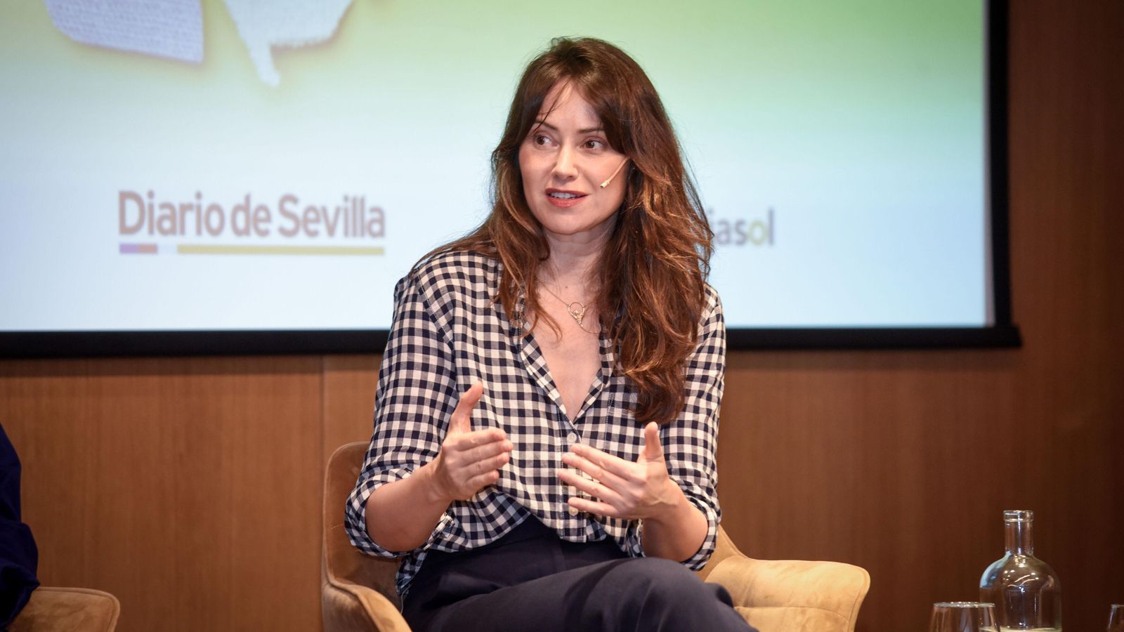 “Hay que intentar mostrarle a la gente que existe otra forma de consumir y relacionarse con la moda” - Laura Opazo, escritora y divulgadora sobre moda sostenible