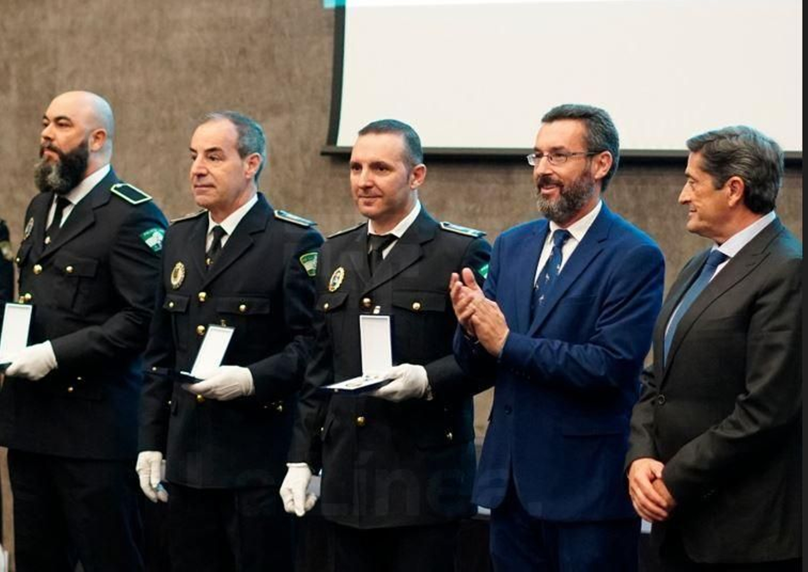 El alcalde, con alguno de los galardonados