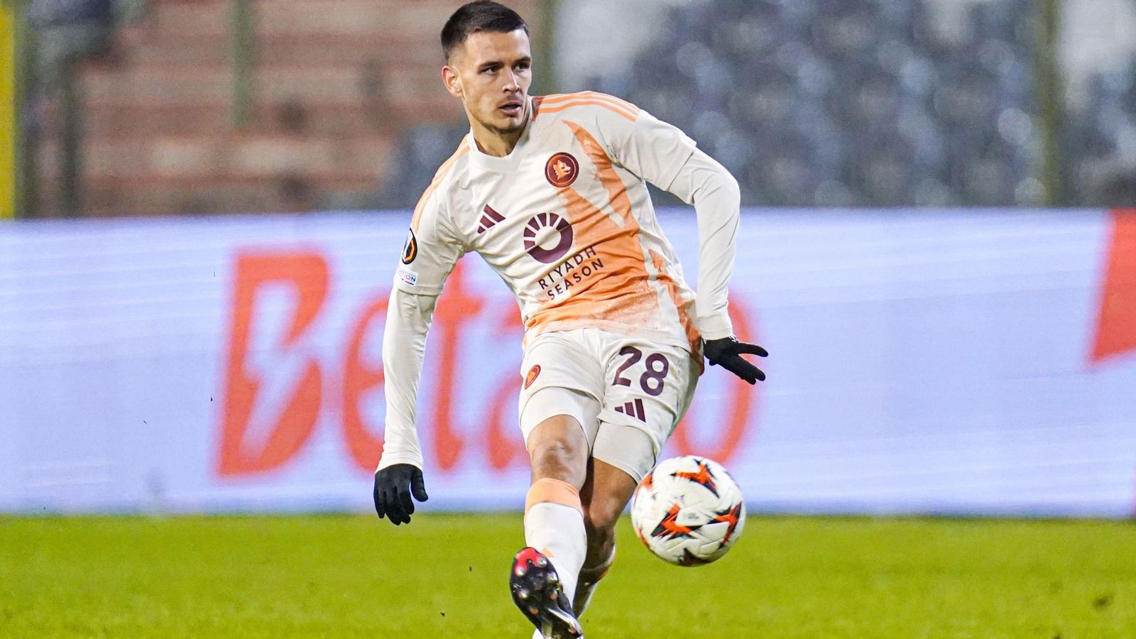 Enzo Le Fee en un encuentro con la Roma esta campaña