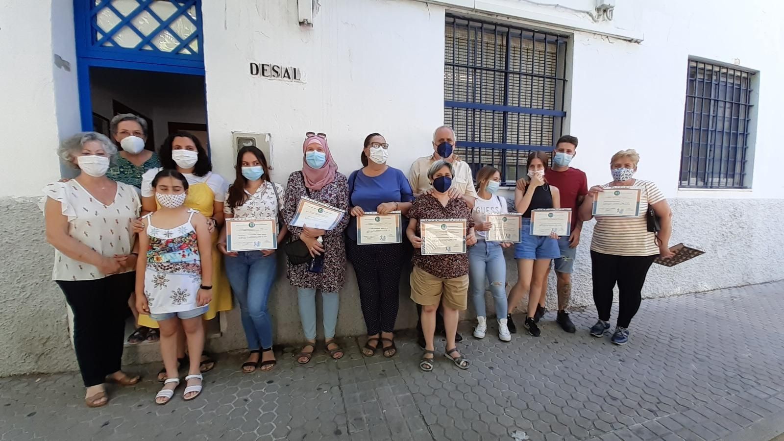 Vecinos de Tres Barrios en la Asociación Desal.