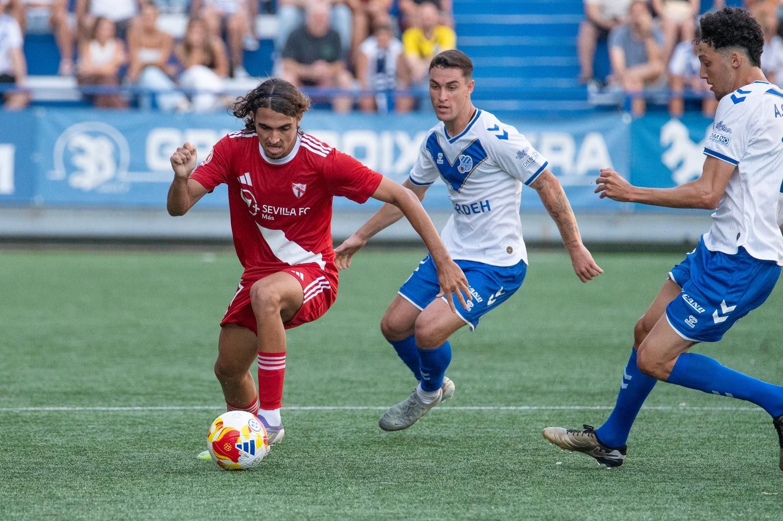 Nico Guillén avanza con el balón controlado.