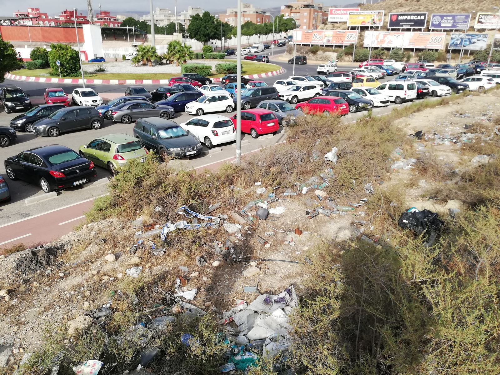 Basura acumulada alrededor del Hospital Torrecárdenas