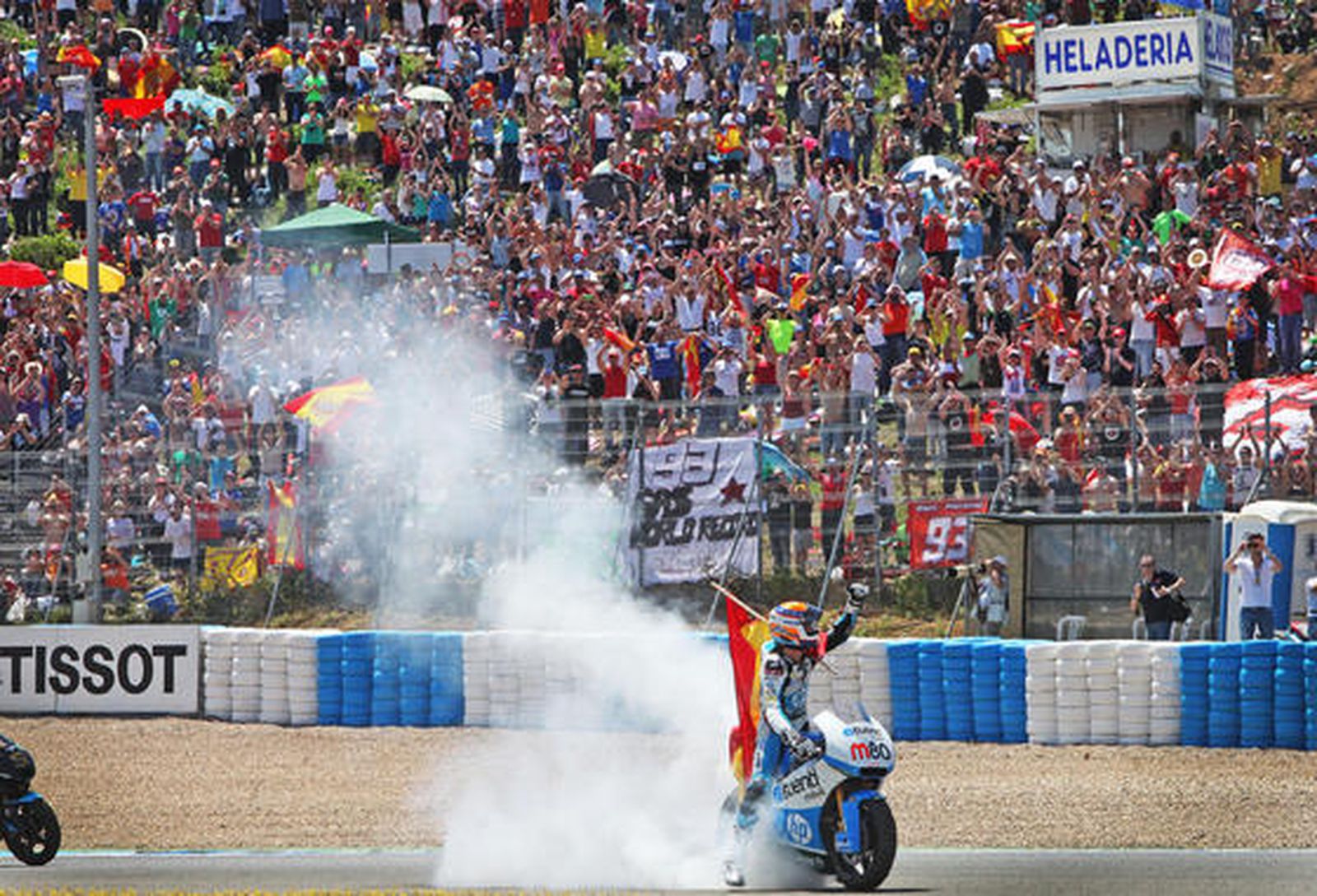 El piloto de Tuenti HP 40 quema rueda para celebrar el tiunfo en el Gran Premio de España.

Foto: Vanesa Lobo