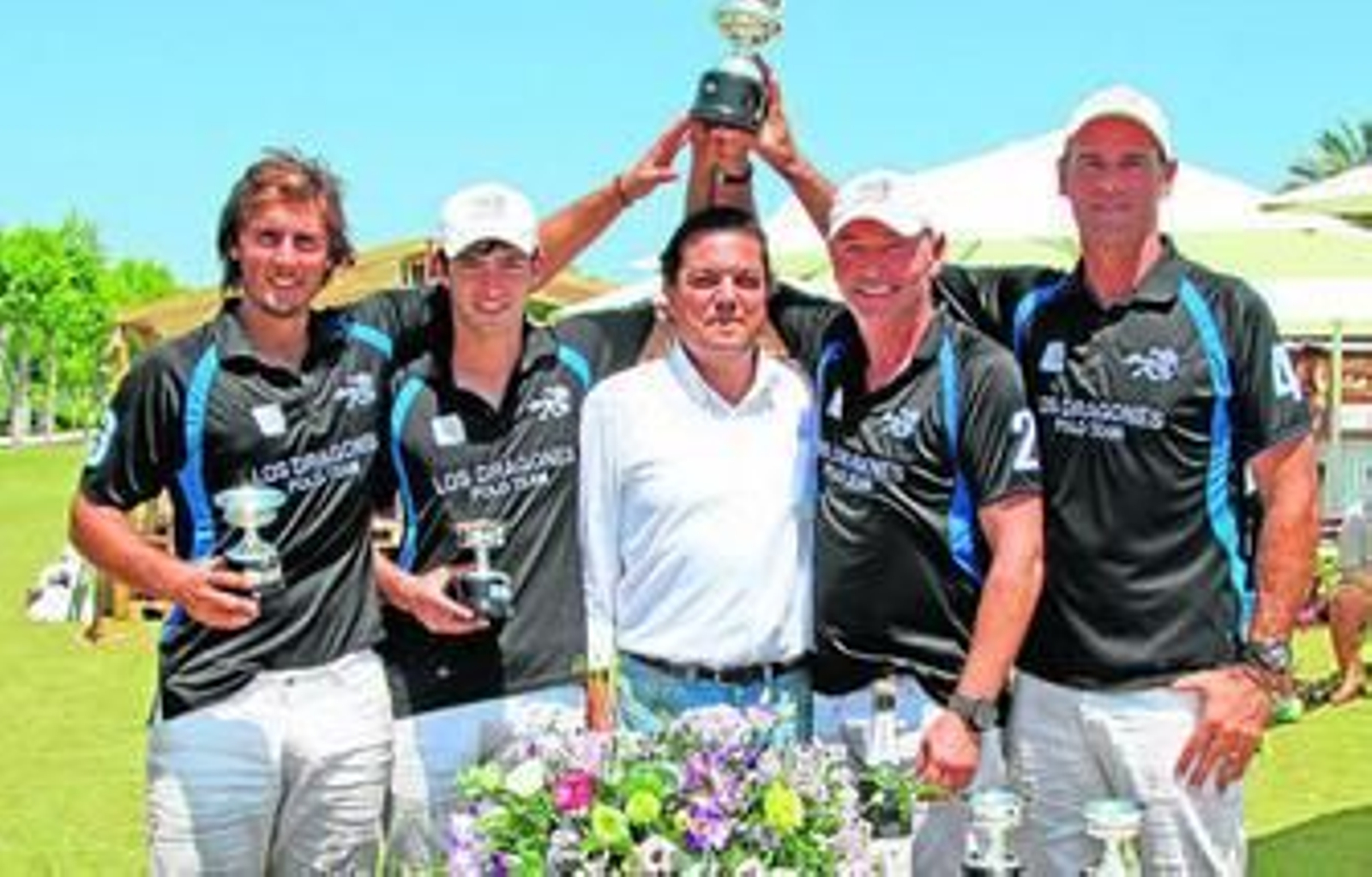 El cuarteto de Los Dragones alza el trofeo que le acredita como campeón de bajo handicap.