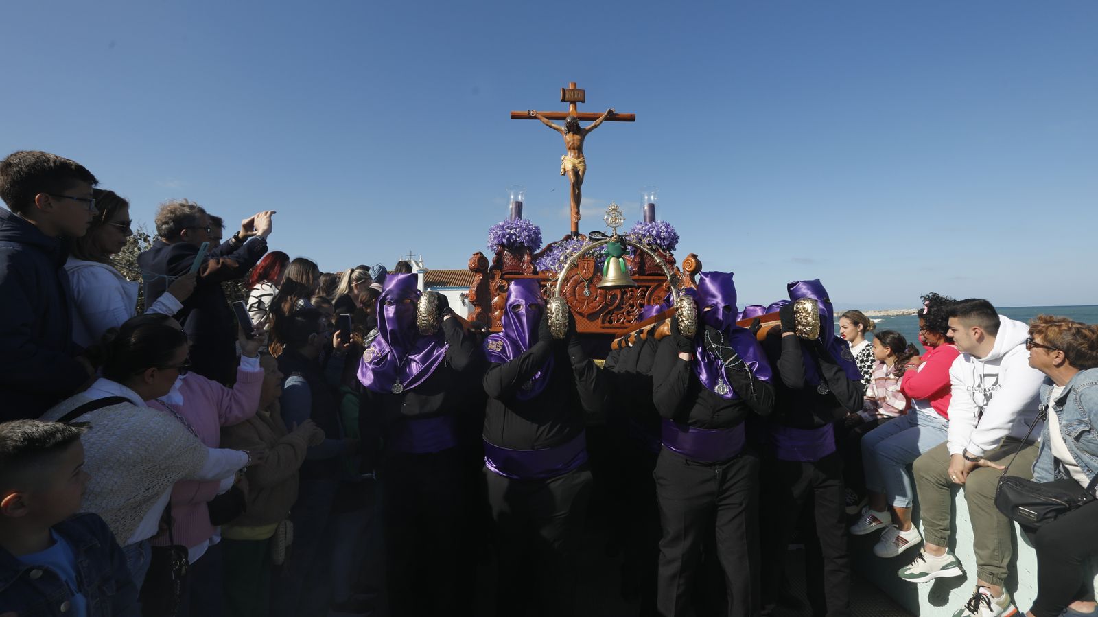 Las fotos del Viernes Santo en la Línea:  Cristo del Mar y Luz y Esperanza Nuestra, Soledad y Santo Entierro, Cristo del Amor y Misericordia y Amargura